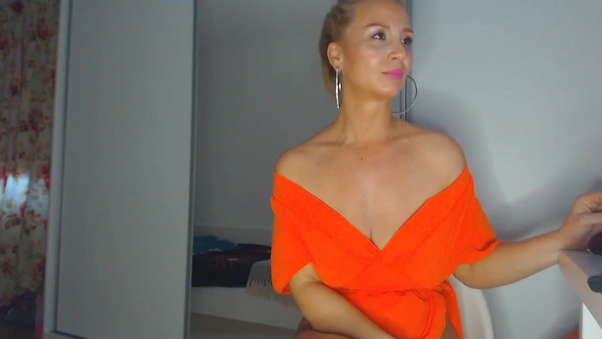 Gallery image thumbnail from Merlyn4u's myfreecams stream on, 03/19/2025, 13:40 image 6 of 20