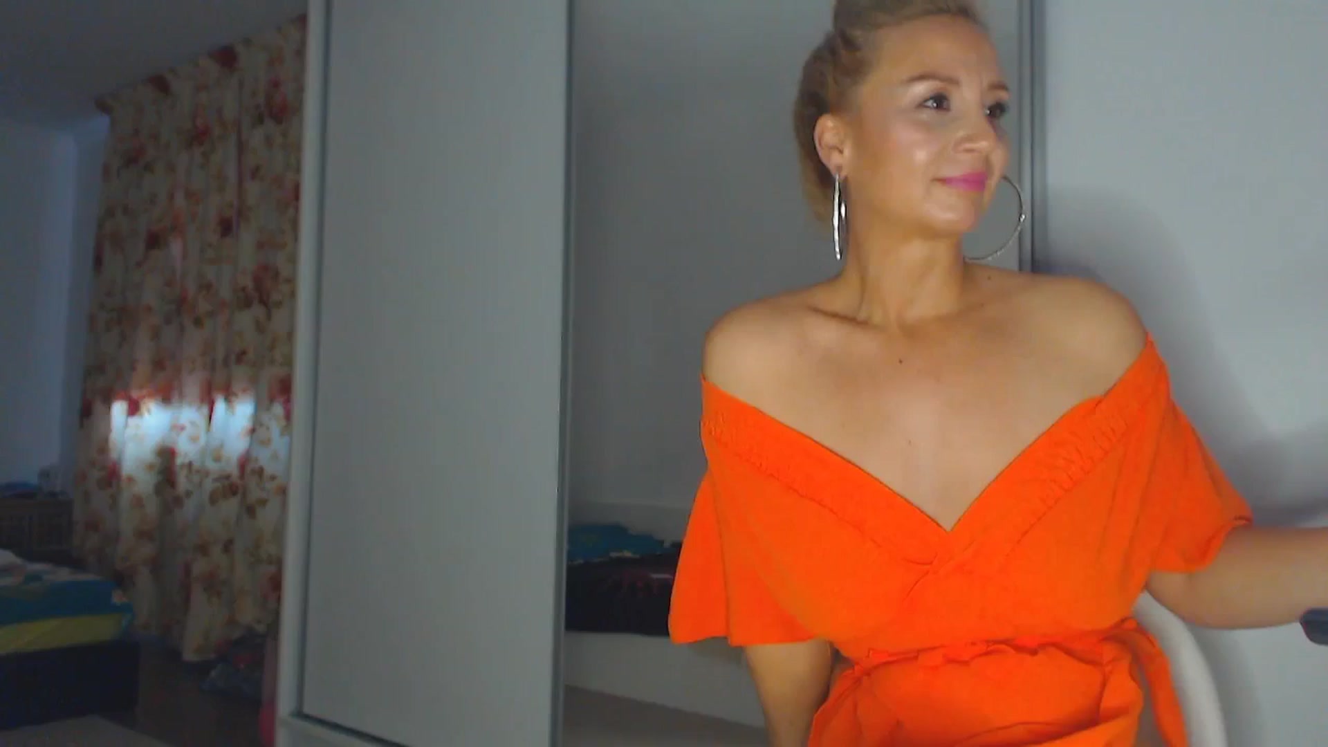 Gallery image thumbnail from Merlyn4u's myfreecams stream on, 03/19/2025, 13:40 image 4 of 20