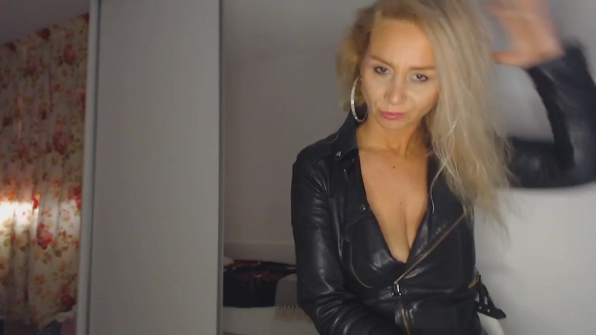 Gallery image thumbnail from Merlyn4u's myfreecams stream on, 03/22/2025, 14:20 image 19 of 20