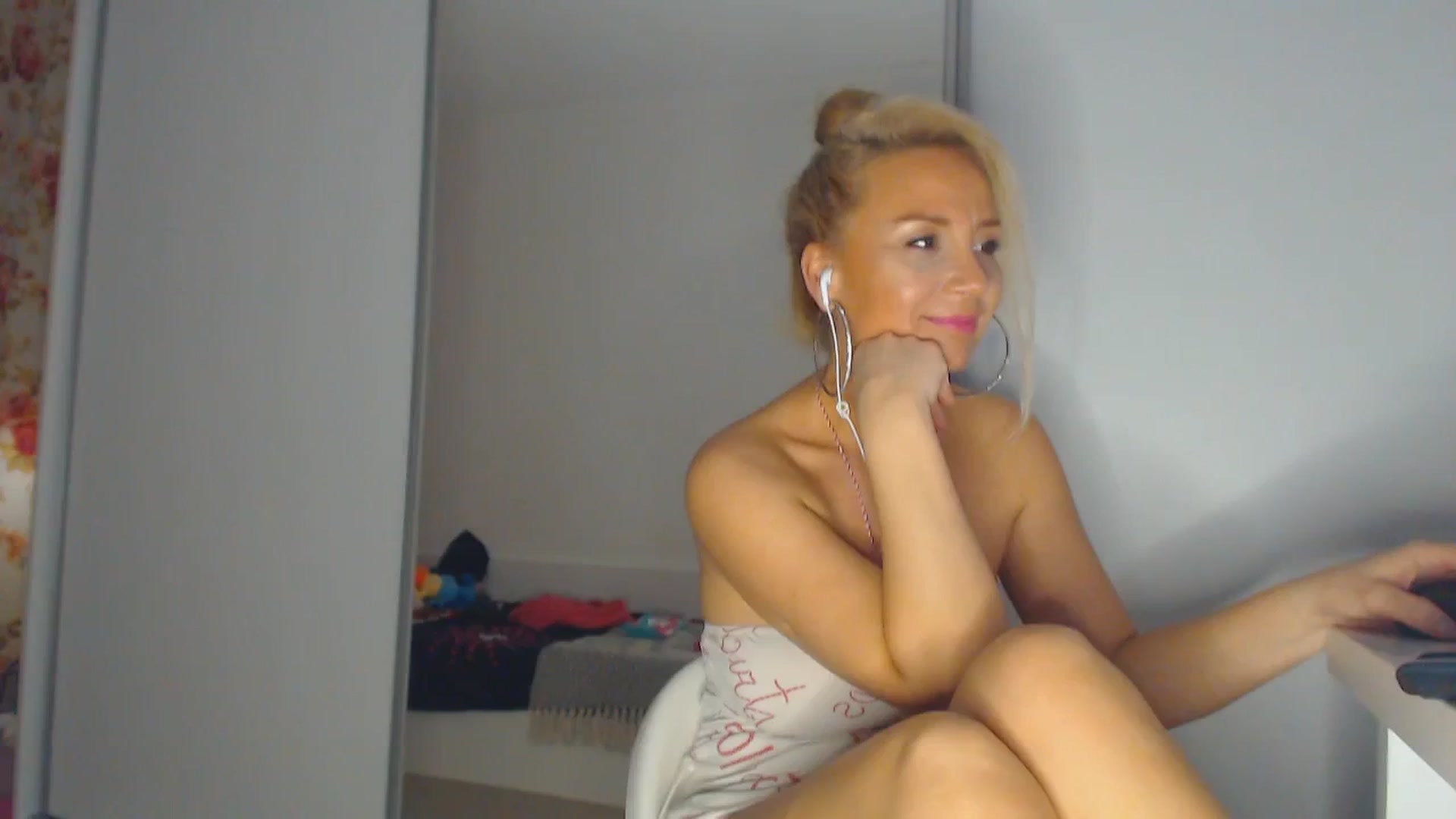 Gallery image thumbnail from Merlyn4u's myfreecams stream on, 03/23/2025, 14:03 image 19 of 20