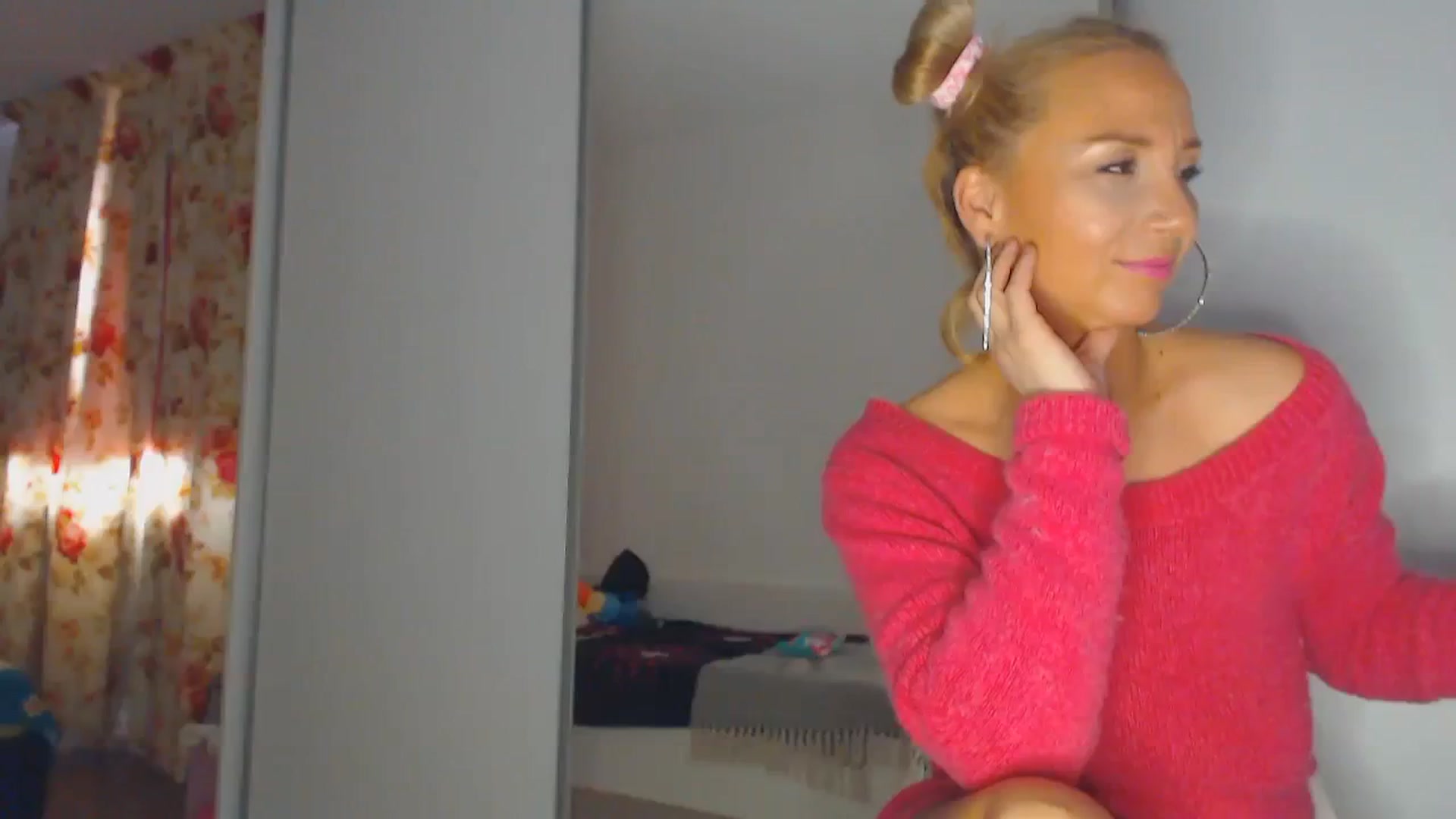 Gallery image thumbnail from Merlyn4u's myfreecams stream on, 03/23/2025, 14:03 image 8 of 20