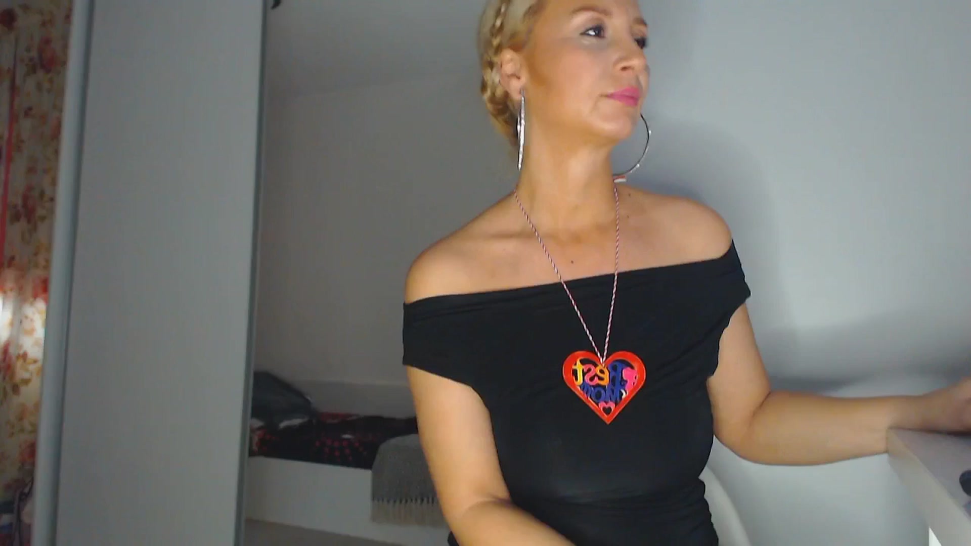 Gallery image thumbnail from Merlyn4u's myfreecams stream on, 03/24/2025, 11:31 image 6 of 20
