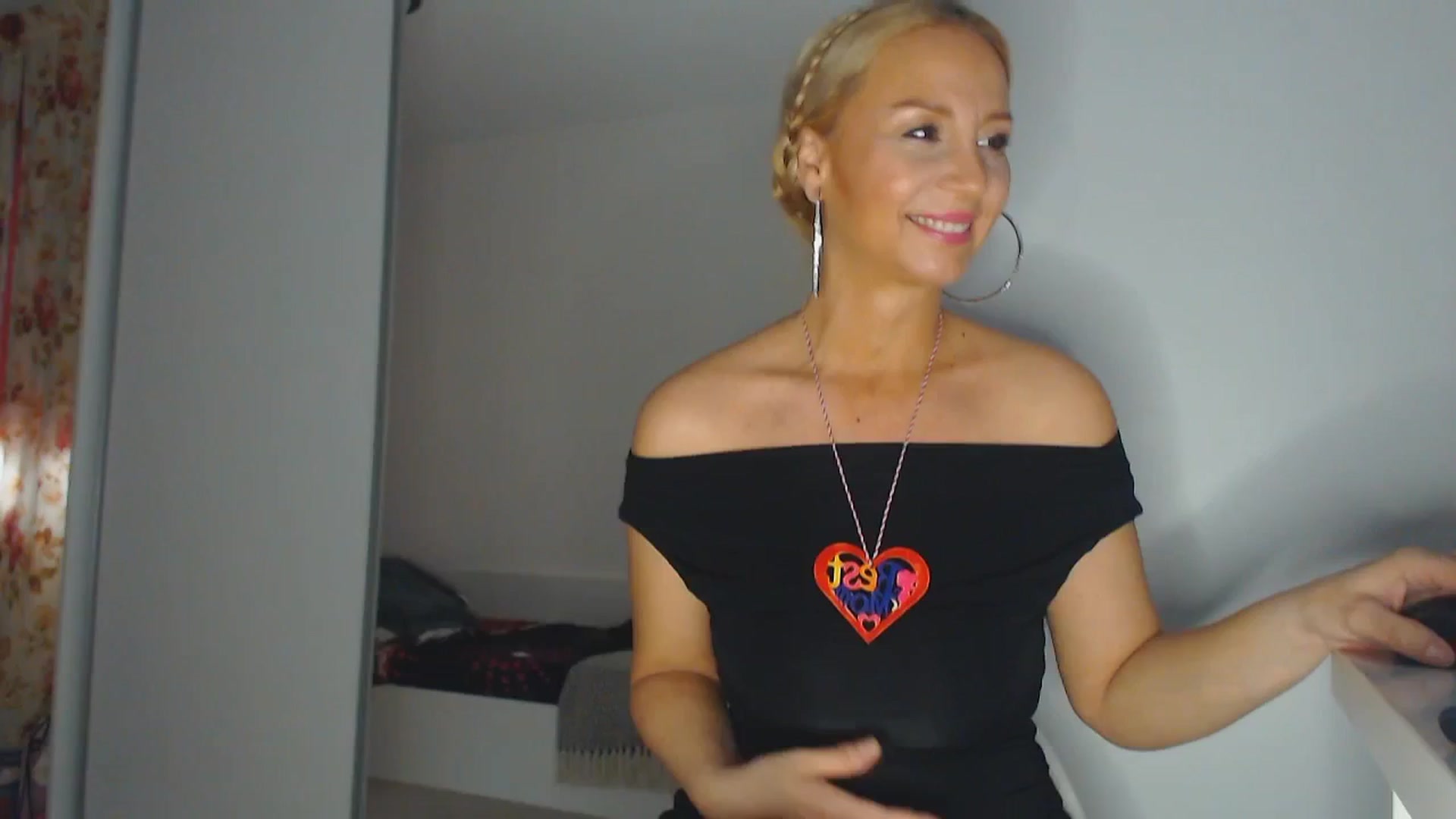 Gallery image thumbnail from Merlyn4u's myfreecams stream on, 03/24/2025, 11:31 image 4 of 20