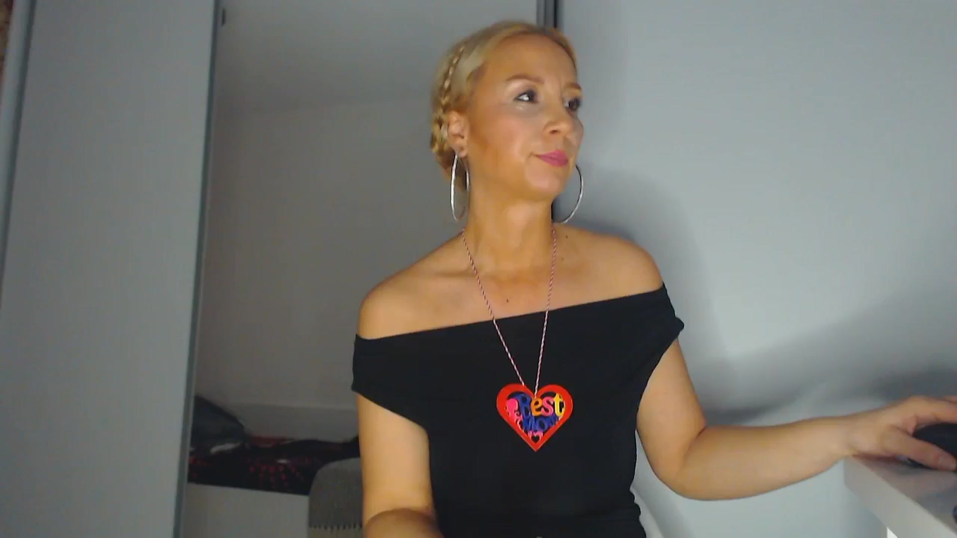 Gallery image thumbnail from Merlyn4u's myfreecams stream on, 03/24/2025, 11:31 image 12 of 20
