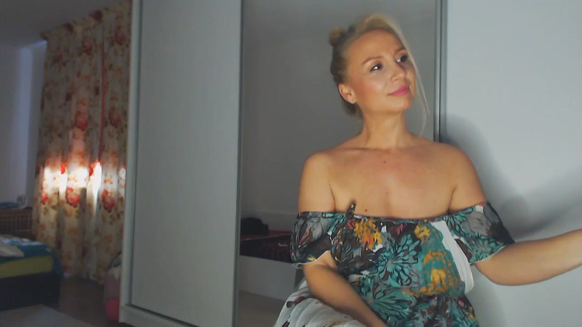 Gallery image thumbnail from Merlyn4u's myfreecams stream on, 03/31/2025, 10:54 image 10 of 20