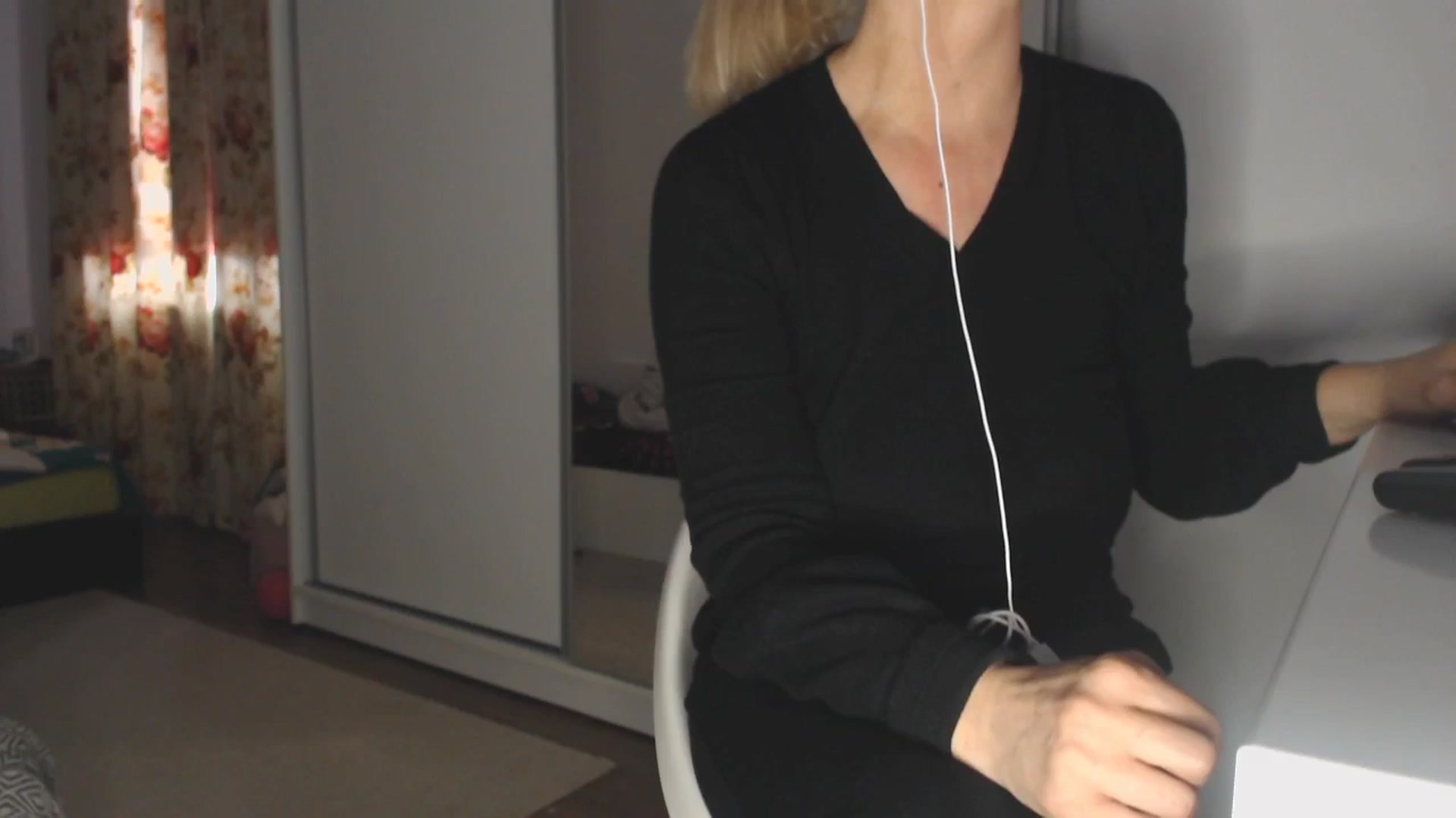 Gallery image thumbnail from Merlyn4u's myfreecams stream on, 04/01/2025, 12:58 image 4 of 20