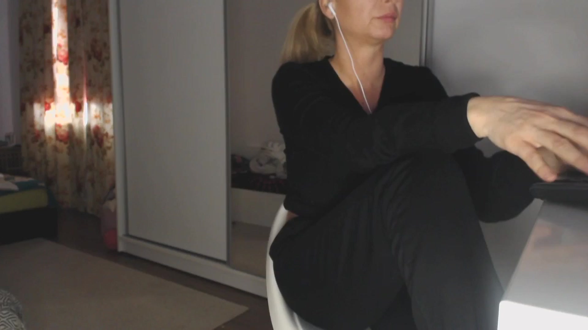 Gallery image thumbnail from Merlyn4u's myfreecams stream on, 04/01/2025, 12:58 image 17 of 20