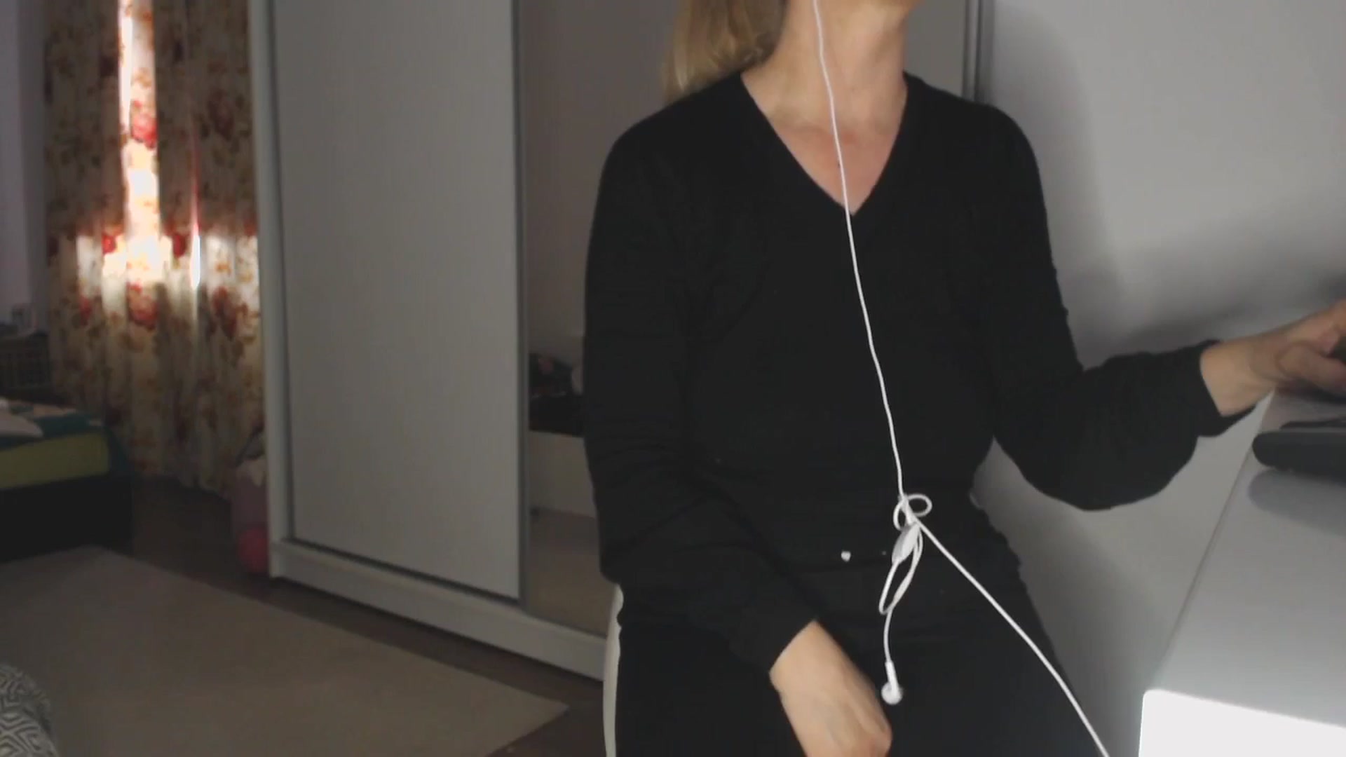Gallery image thumbnail from Merlyn4u's myfreecams stream on, 04/01/2025, 12:58 image 9 of 20