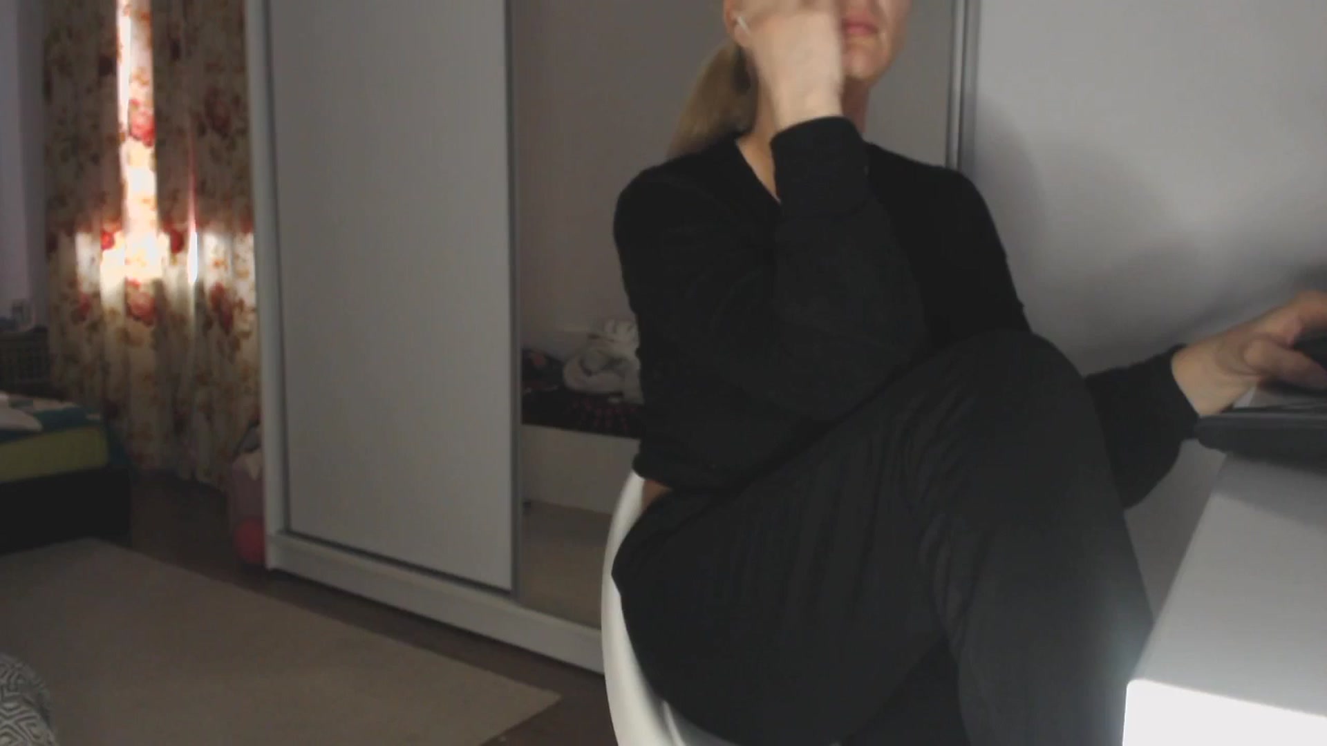 Gallery image thumbnail from Merlyn4u's myfreecams stream on, 04/01/2025, 12:58 image 15 of 20