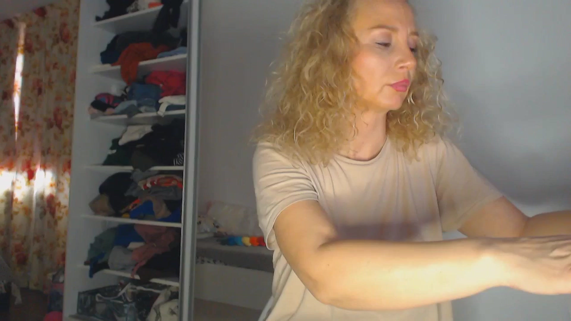 Gallery image thumbnail from Merlyn4u's myfreecams stream on, 04/08/2025, 11:46 image 2 of 20