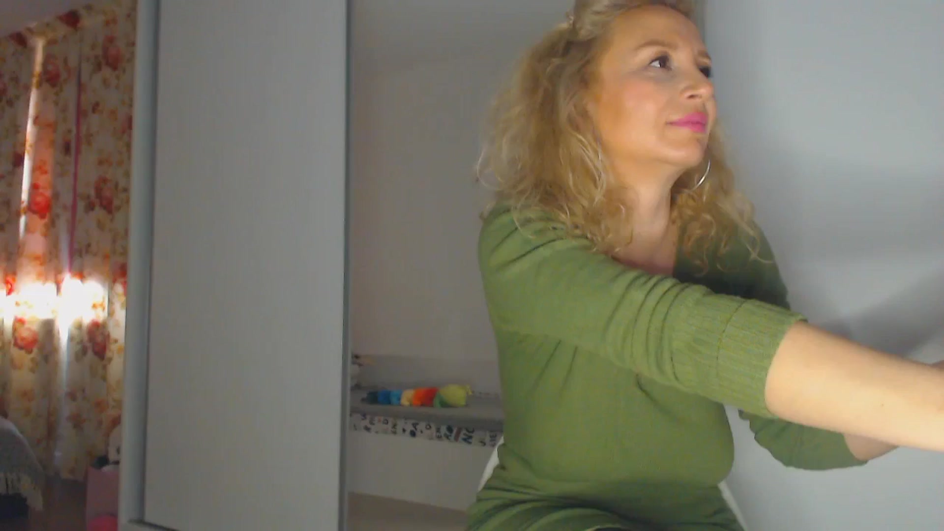 Gallery image thumbnail from Merlyn4u's myfreecams stream on, 04/11/2025, 12:22 image 3 of 20