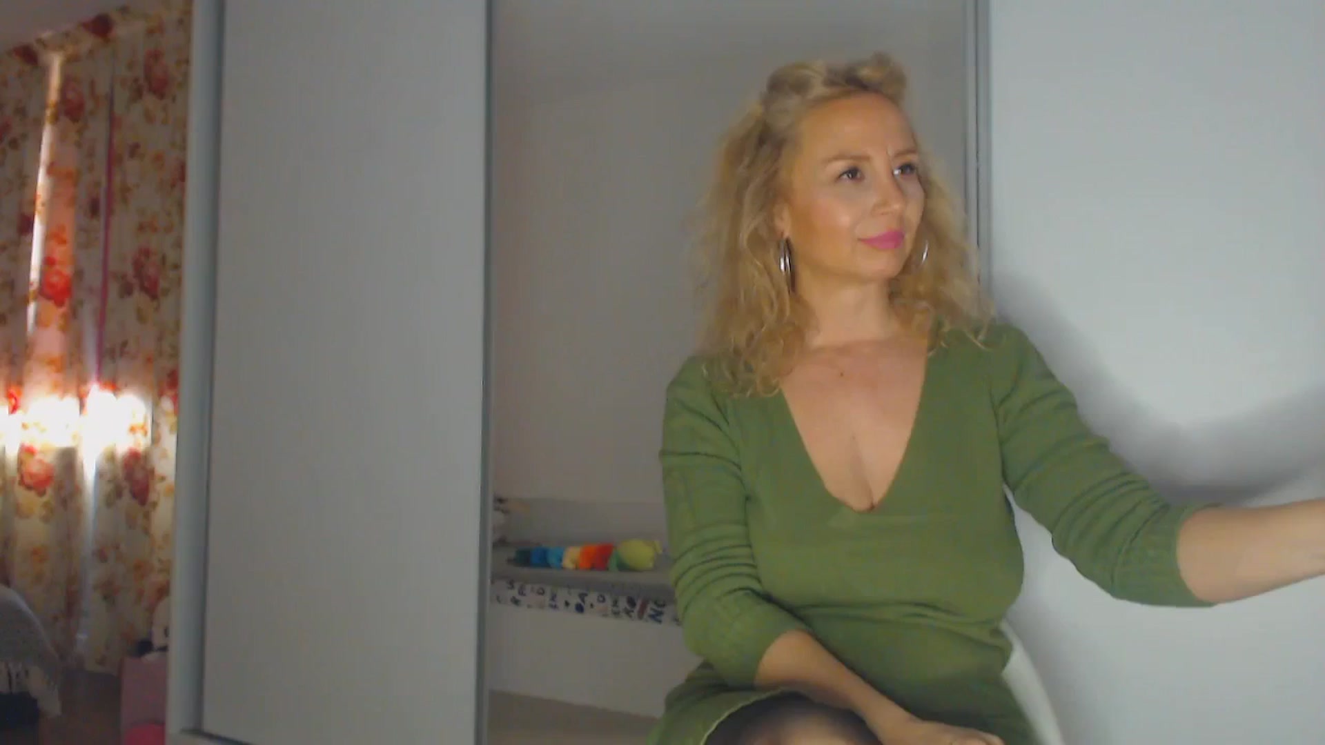 Gallery image thumbnail from Merlyn4u's myfreecams stream on, 04/11/2025, 12:22 image 4 of 20