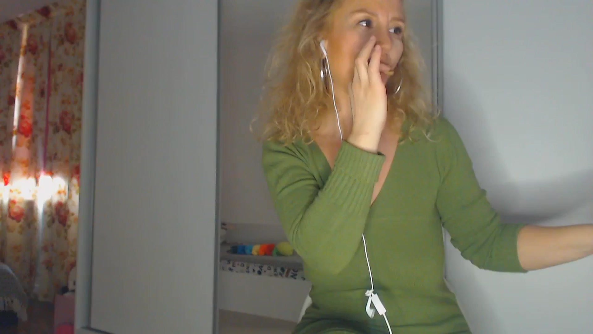 Gallery image thumbnail from Merlyn4u's myfreecams stream on, 04/11/2025, 12:22 image 7 of 20
