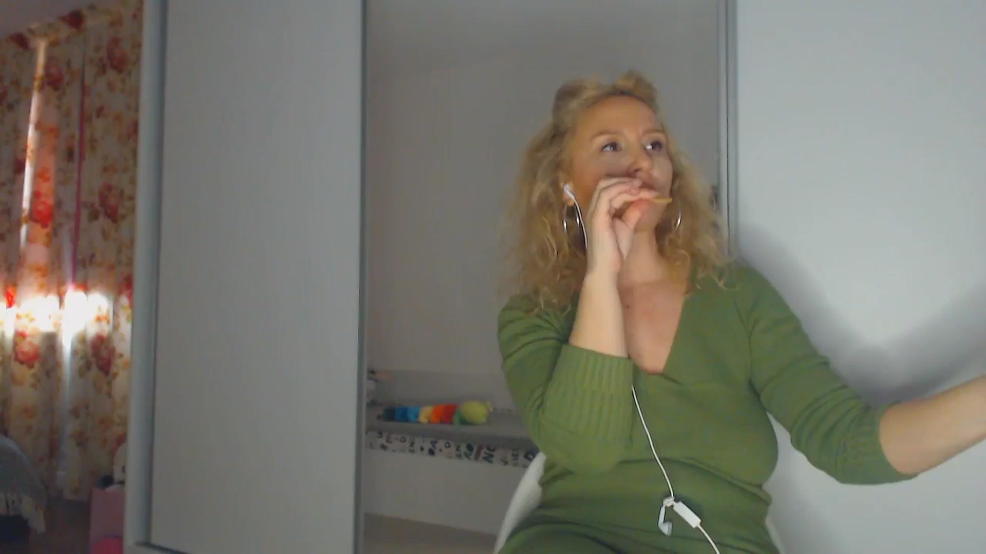 Gallery image thumbnail from Merlyn4u's myfreecams stream on, 04/11/2025, 12:22 image 6 of 20