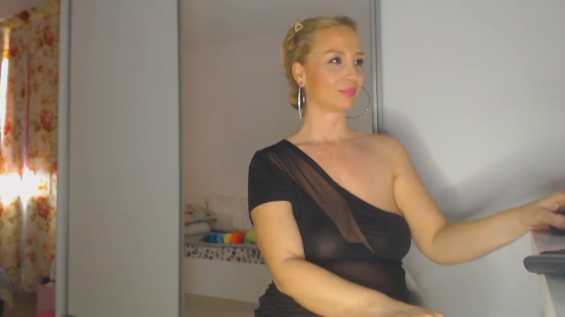 Gallery image thumbnail from Merlyn4u's myfreecams stream on, 04/12/2025, 13:18 image 6 of 20