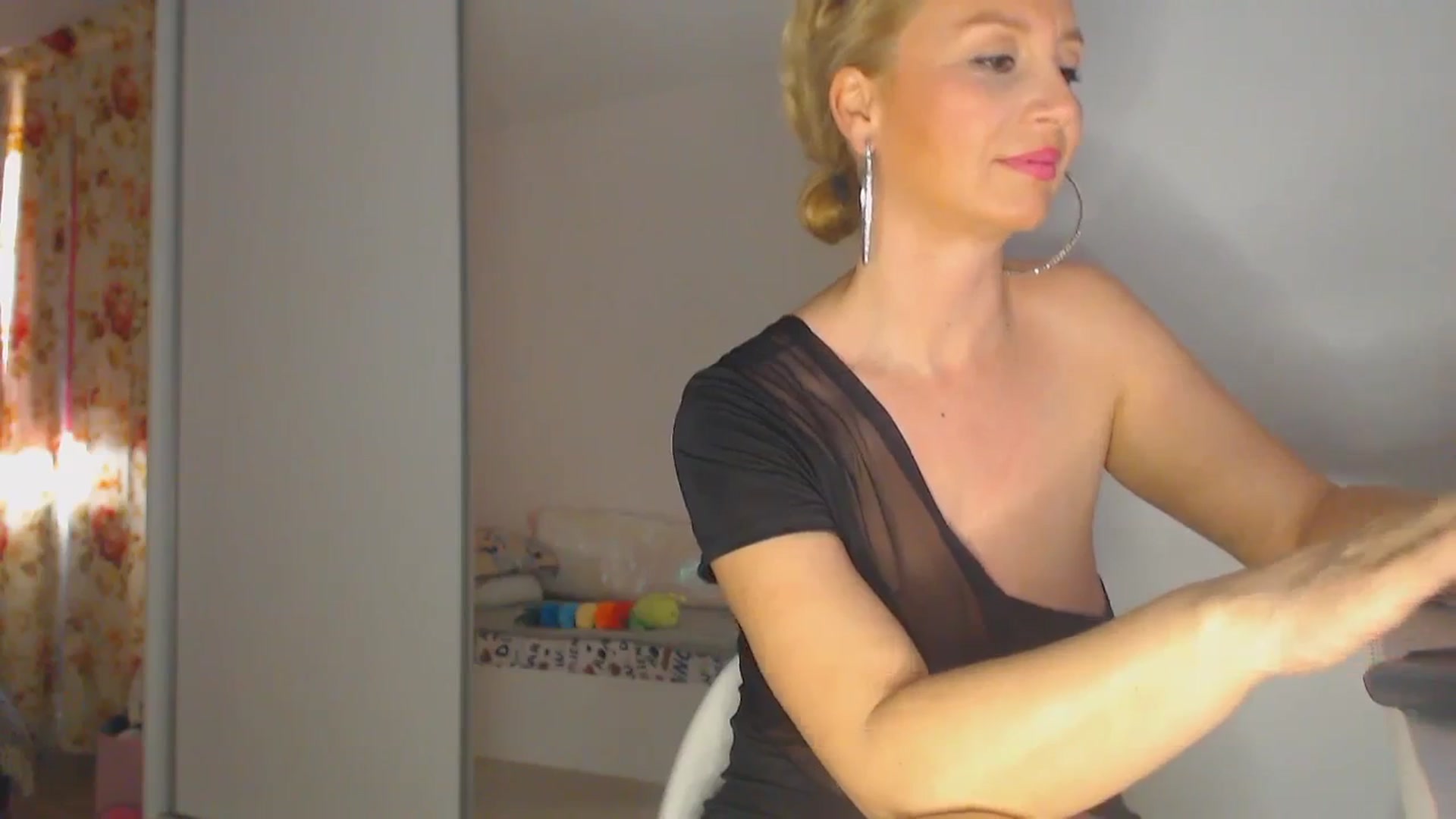 Gallery image thumbnail from Merlyn4u's myfreecams stream on, 04/12/2025, 13:18 image 7 of 20