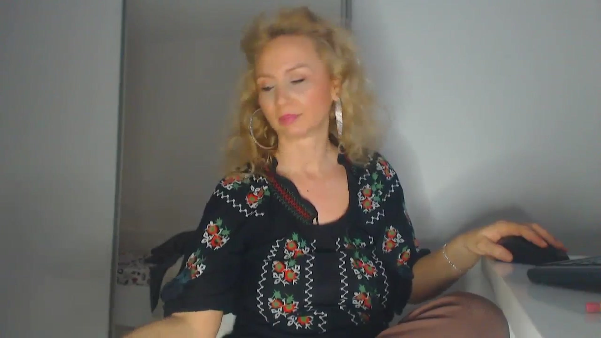 Gallery image thumbnail from Merlyn4u's myfreecams stream on, 04/15/2025, 14:12 image 5 of 20