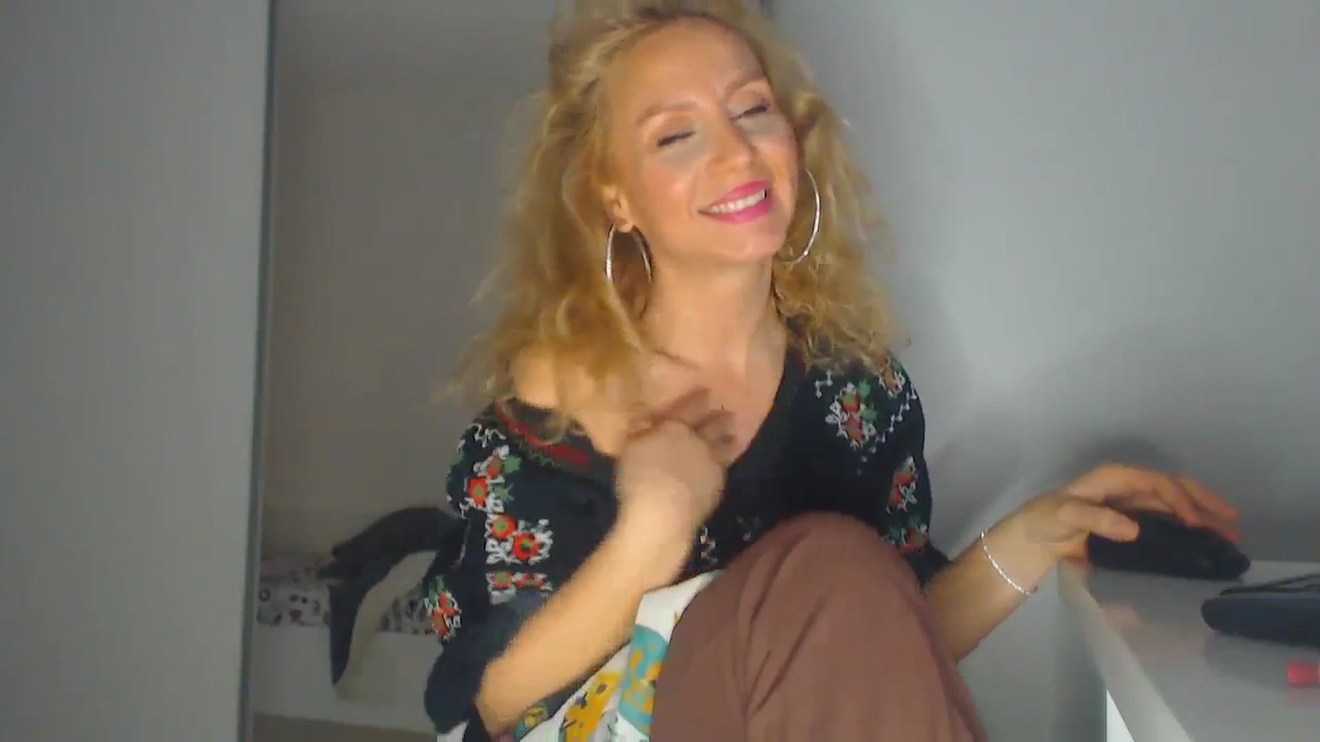 Gallery image thumbnail from Merlyn4u's myfreecams stream on, 04/15/2025, 14:12 image 11 of 20