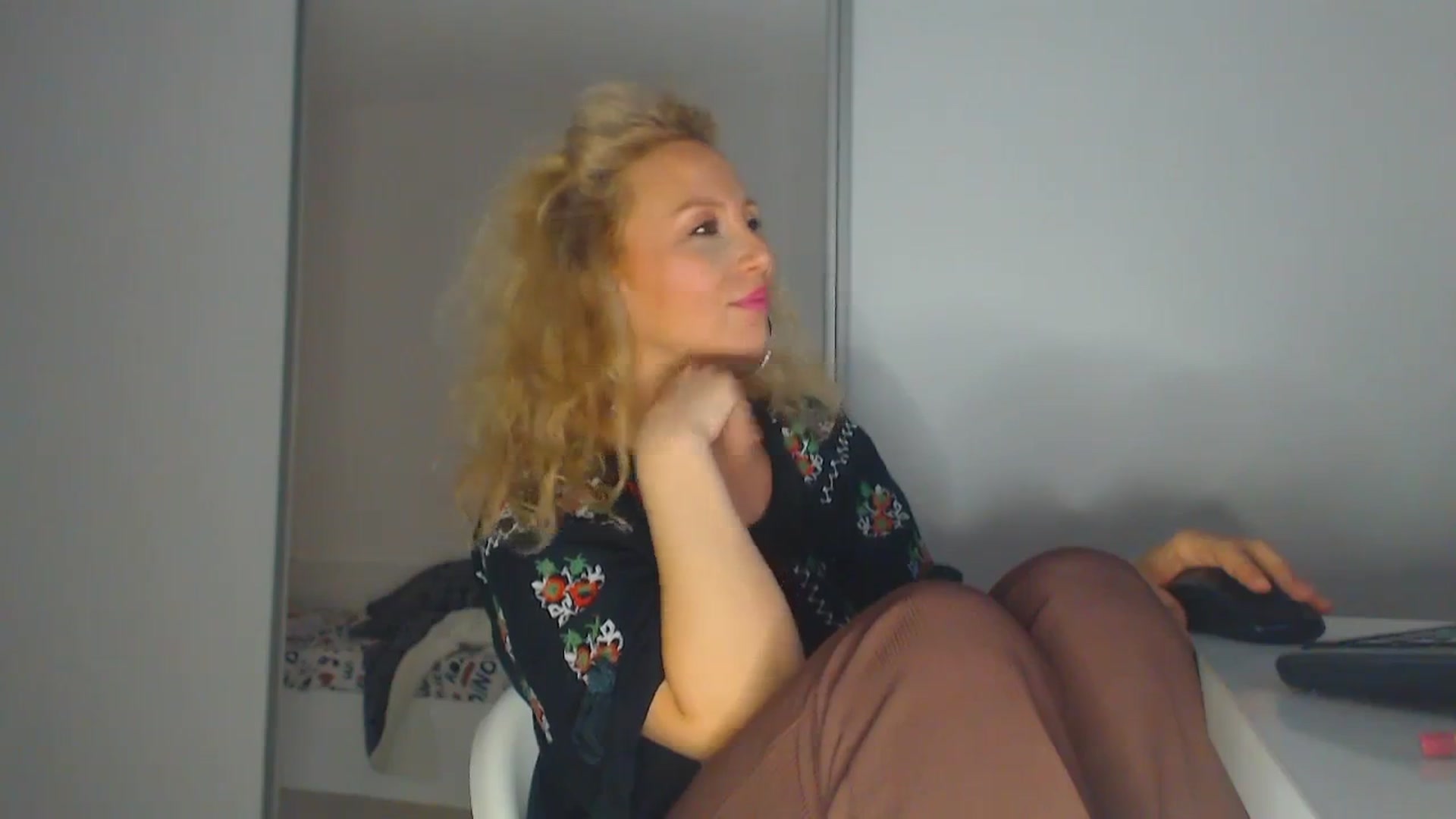 Gallery image thumbnail from Merlyn4u's myfreecams stream on, 04/15/2025, 14:12 image 9 of 20