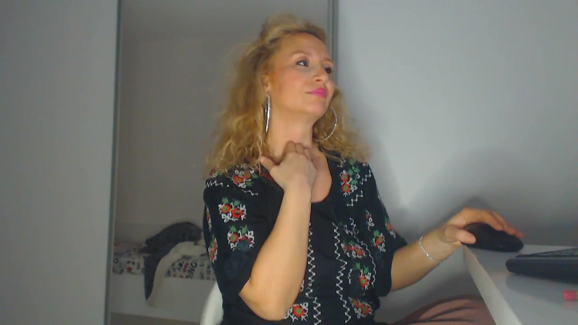 Gallery image thumbnail from Merlyn4u's myfreecams stream on, 04/15/2025, 14:12 image 7 of 20