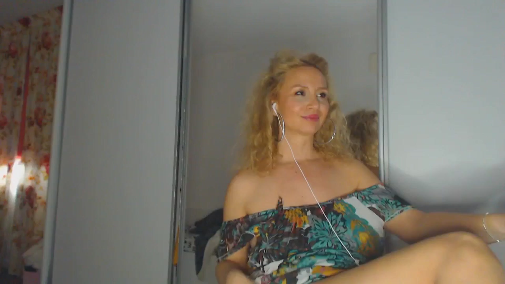 Gallery image thumbnail from Merlyn4u's myfreecams stream on, 04/15/2025, 14:41 image 9 of 20