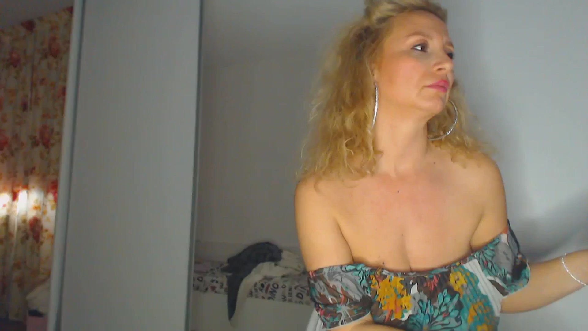 Gallery image thumbnail from Merlyn4u's myfreecams stream on, 04/15/2025, 14:41 image 17 of 20