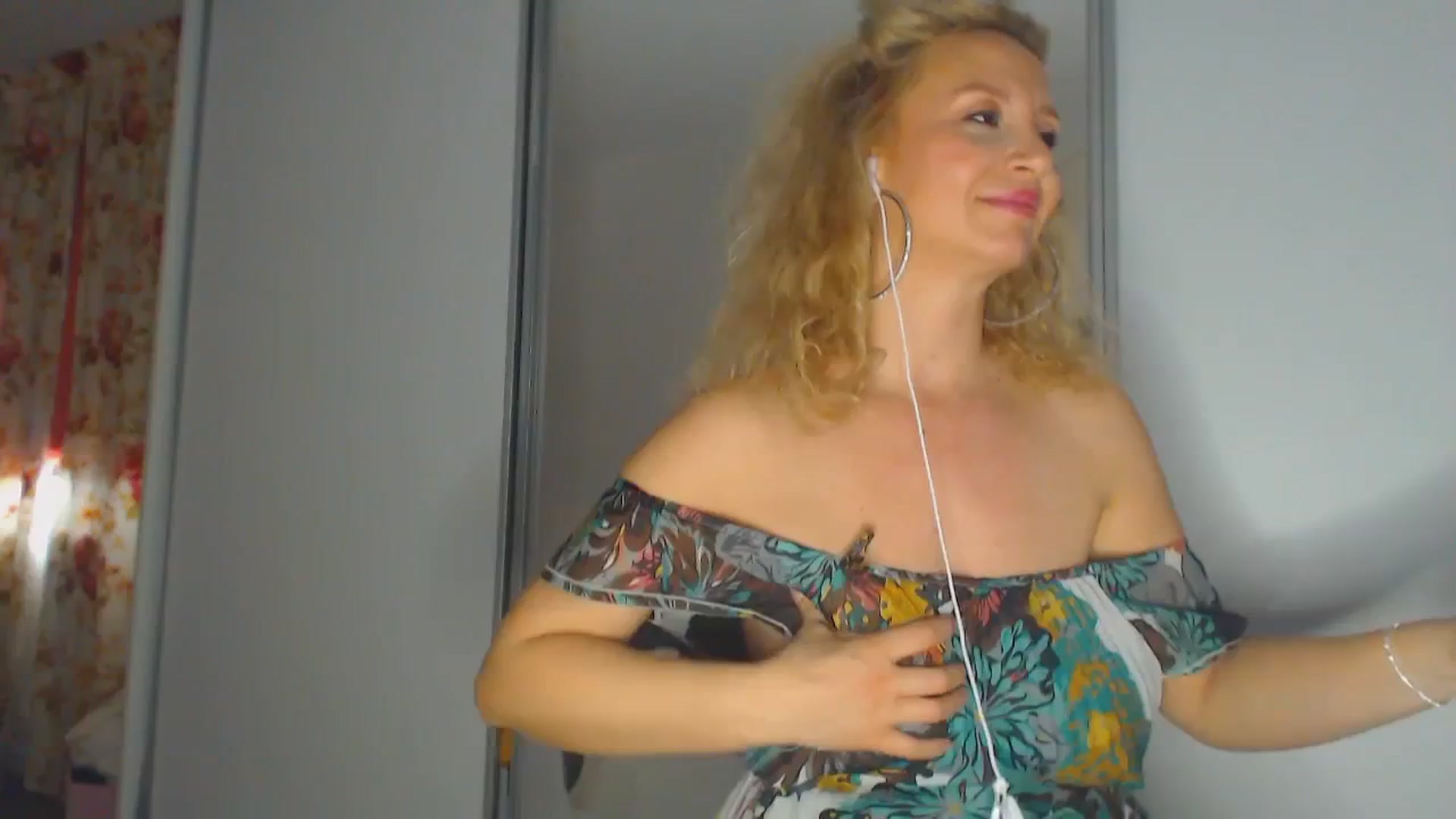Gallery image thumbnail from Merlyn4u's myfreecams stream on, 04/15/2025, 14:41 image 7 of 20
