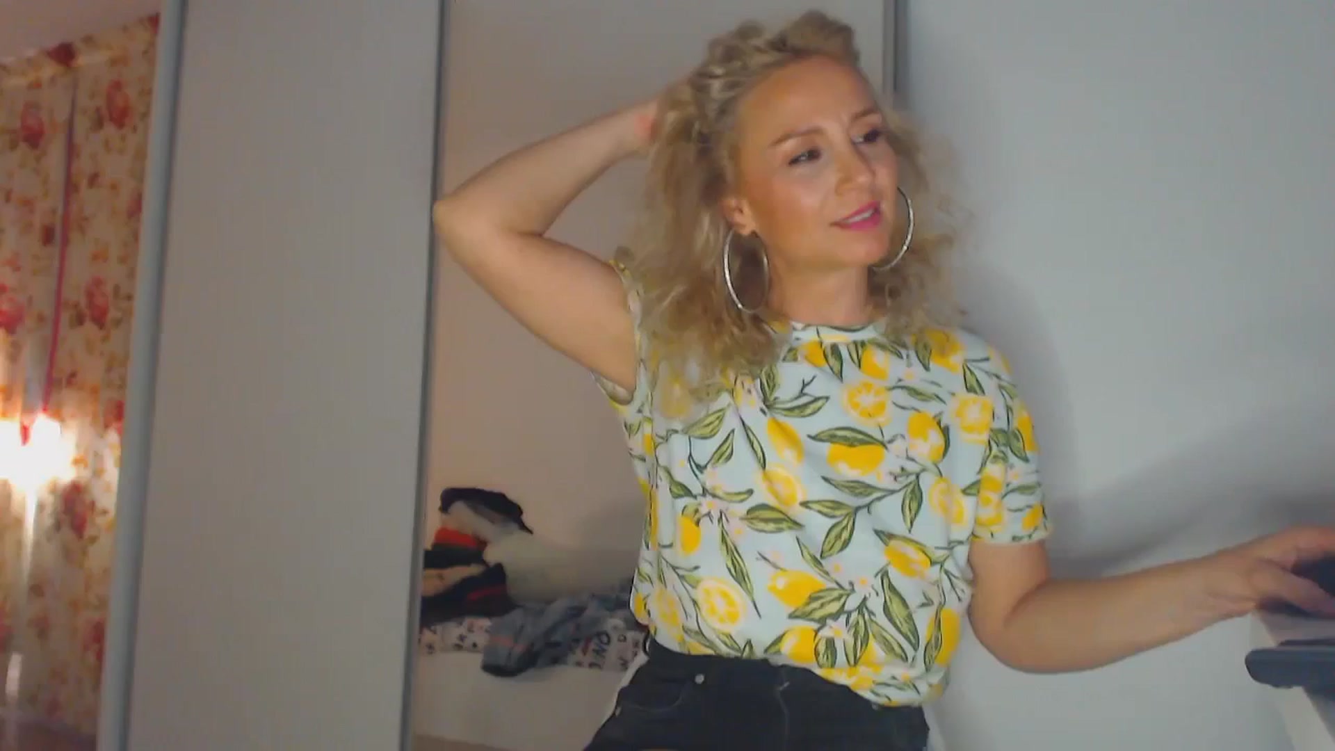 Gallery image thumbnail from Merlyn4u's myfreecams stream on, 04/23/2025, 14:01 image 4 of 20