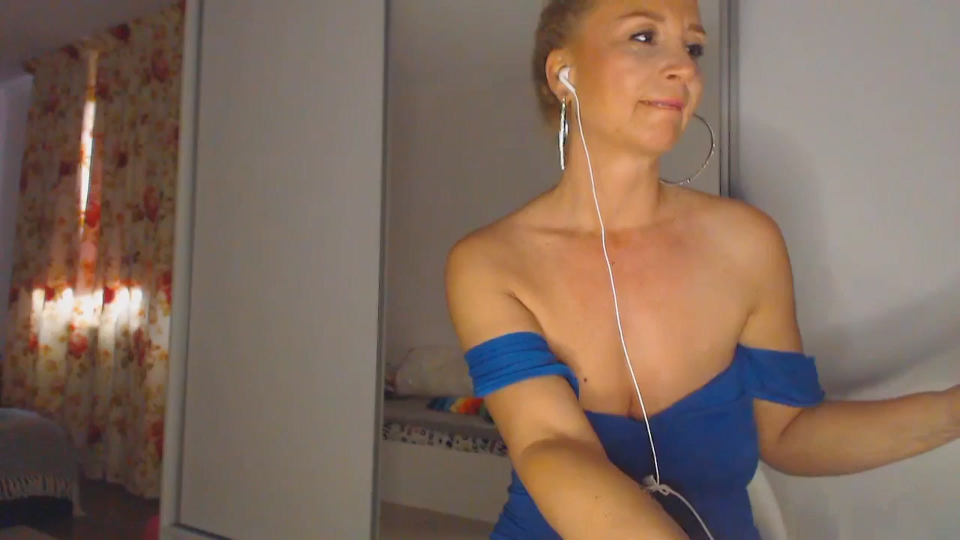 Gallery image thumbnail from Merlyn4u's myfreecams stream on, 04/25/2025, 12:52 image 18 of 20
