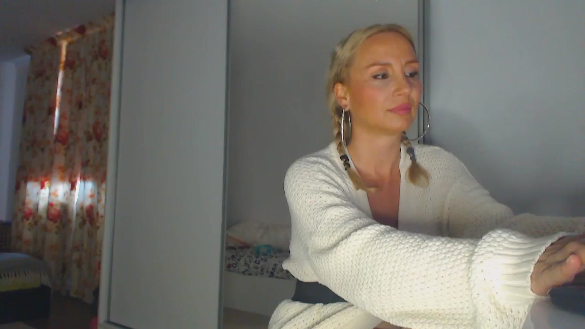 Gallery image thumbnail from Merlyn4u's myfreecams stream on, 04/29/2025, 11:38 image 4 of 20