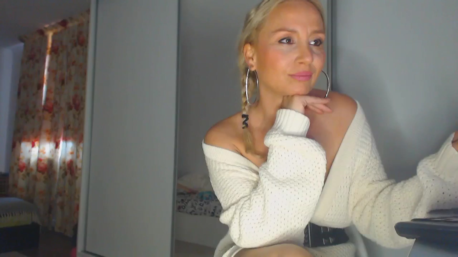 Gallery image thumbnail from Merlyn4u's myfreecams stream on, 04/29/2025, 11:38 image 12 of 20