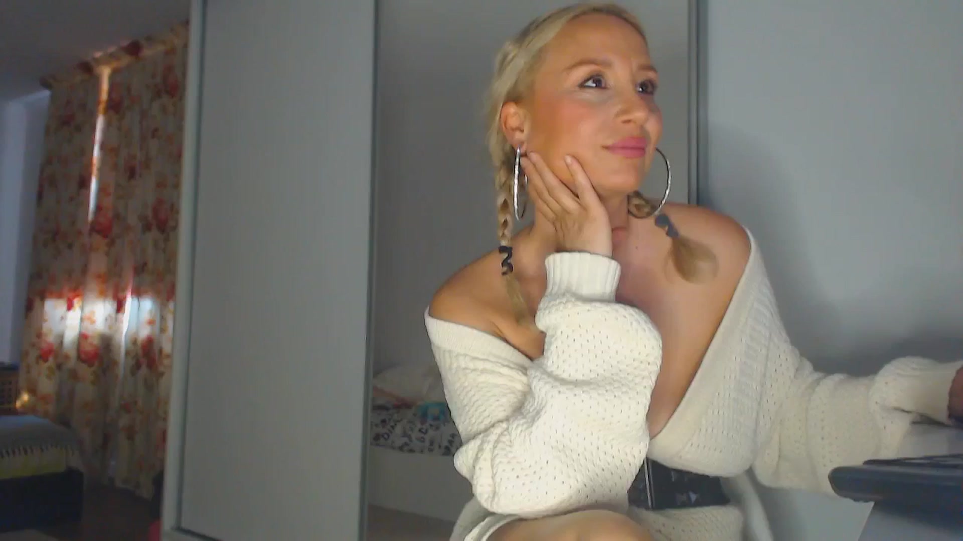 Gallery image thumbnail from Merlyn4u's myfreecams stream on, 04/29/2025, 11:38 image 16 of 20