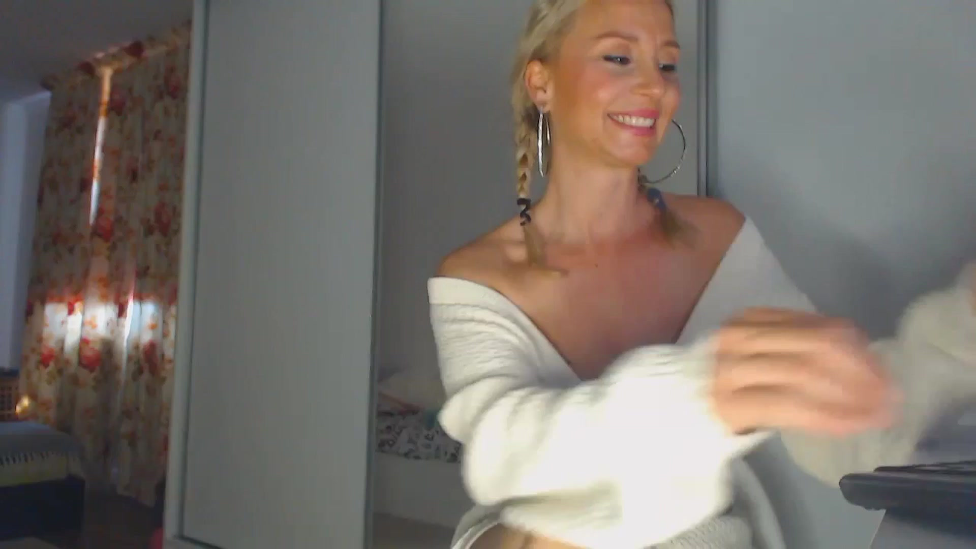 Gallery image thumbnail from Merlyn4u's myfreecams stream on, 04/29/2025, 11:38 image 17 of 20