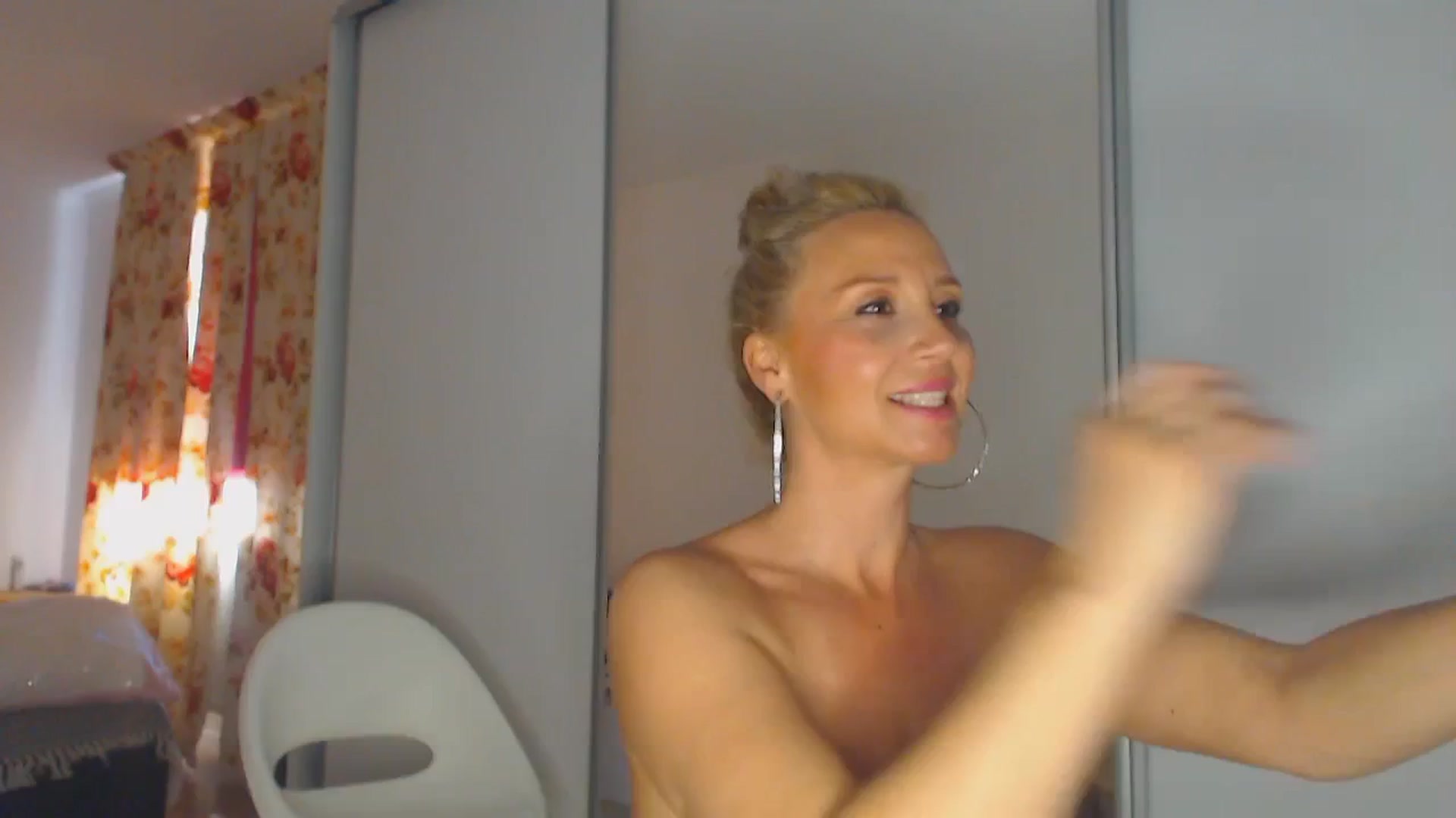 Gallery image thumbnail from Merlyn4u's myfreecams stream on, 05/03/2025, 12:25 image 11 of 20