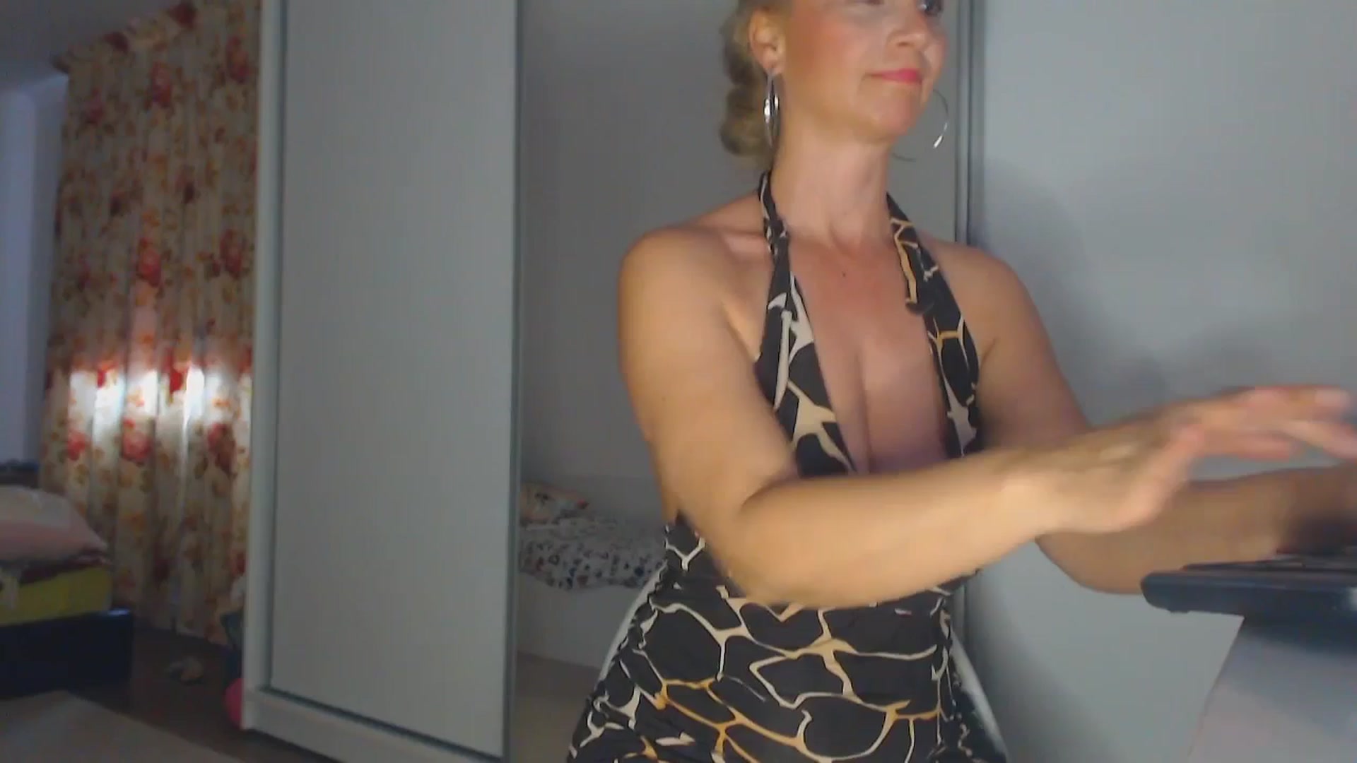 Gallery image thumbnail from Merlyn4u's myfreecams stream on, 05/05/2025, 11:01 image 4 of 20