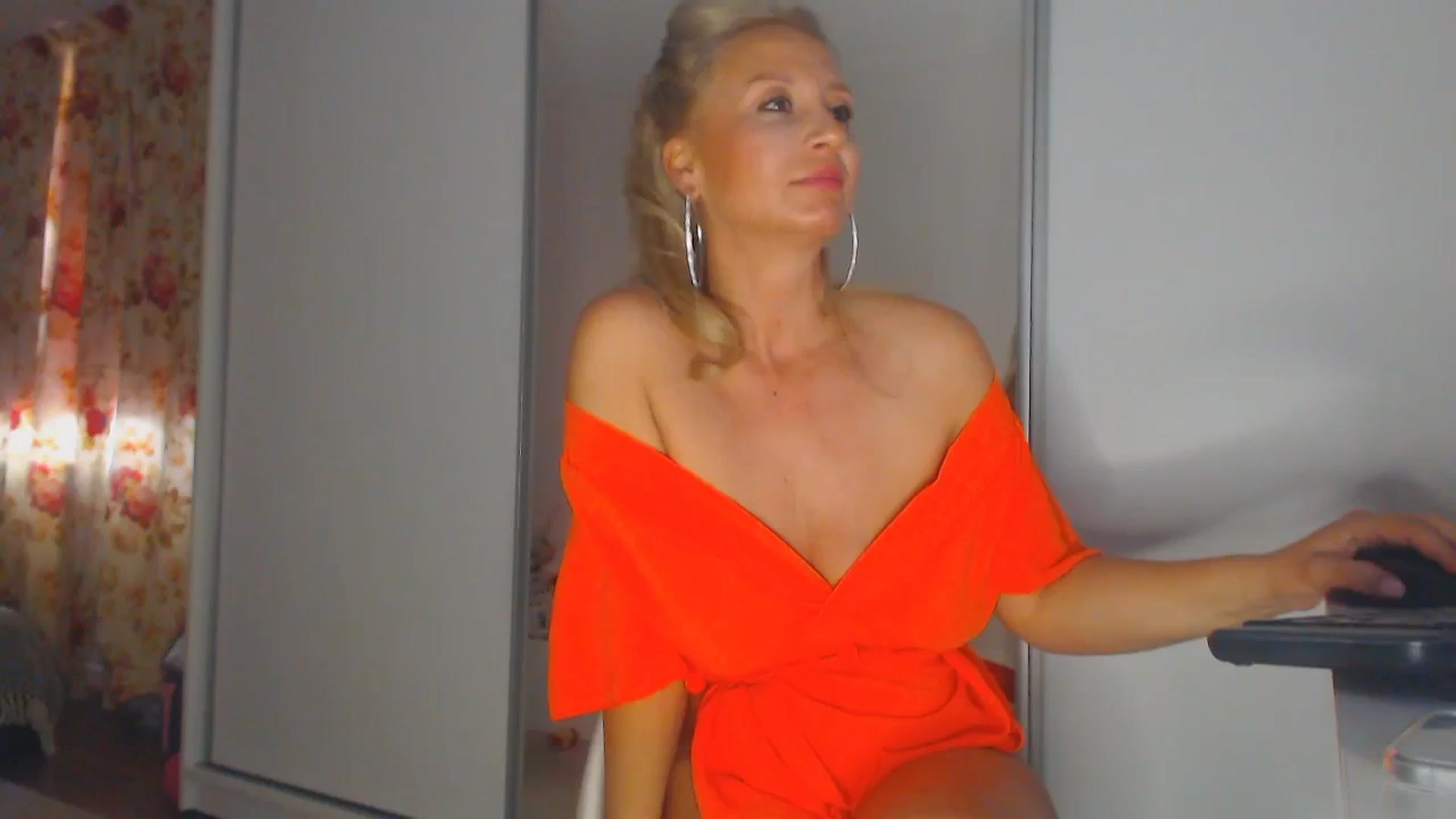 Gallery image thumbnail from Merlyn4u's myfreecams stream on, 05/12/2025, 12:08 image 7 of 20