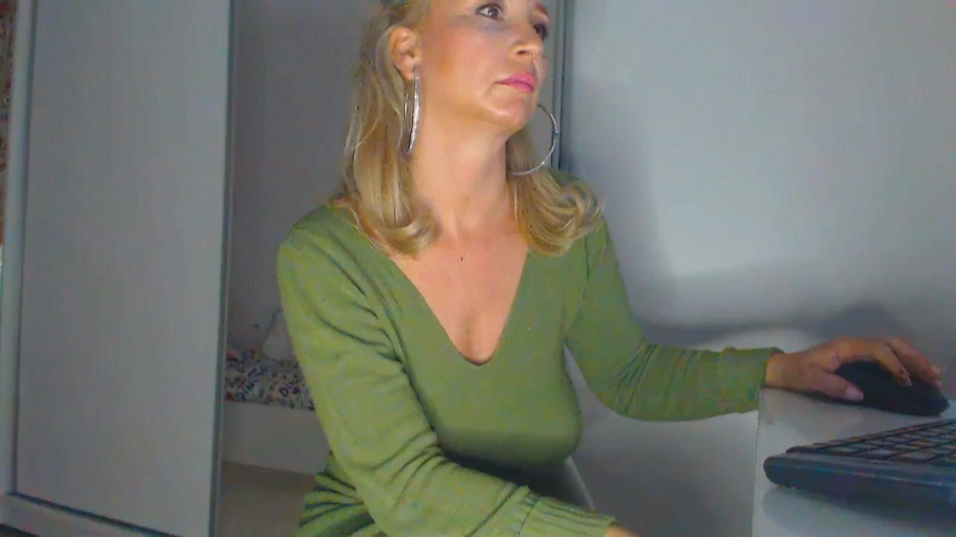 Gallery image thumbnail from Merlyn4u's myfreecams stream on, 05/13/2025, 11:57 image 1 of 20