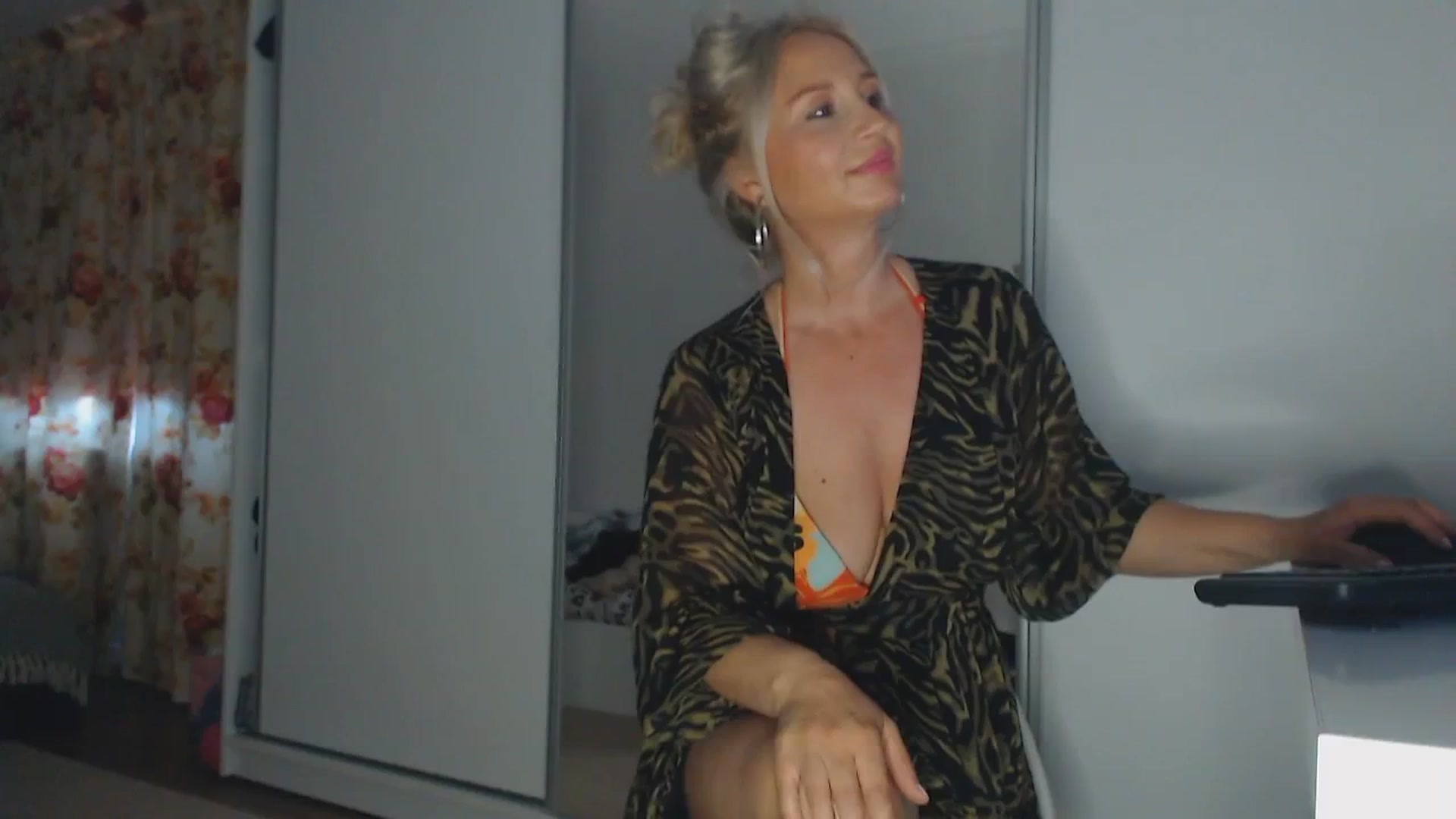 Gallery image thumbnail from Merlyn4u's myfreecams stream on, 05/15/2025, 11:13 image 19 of 20