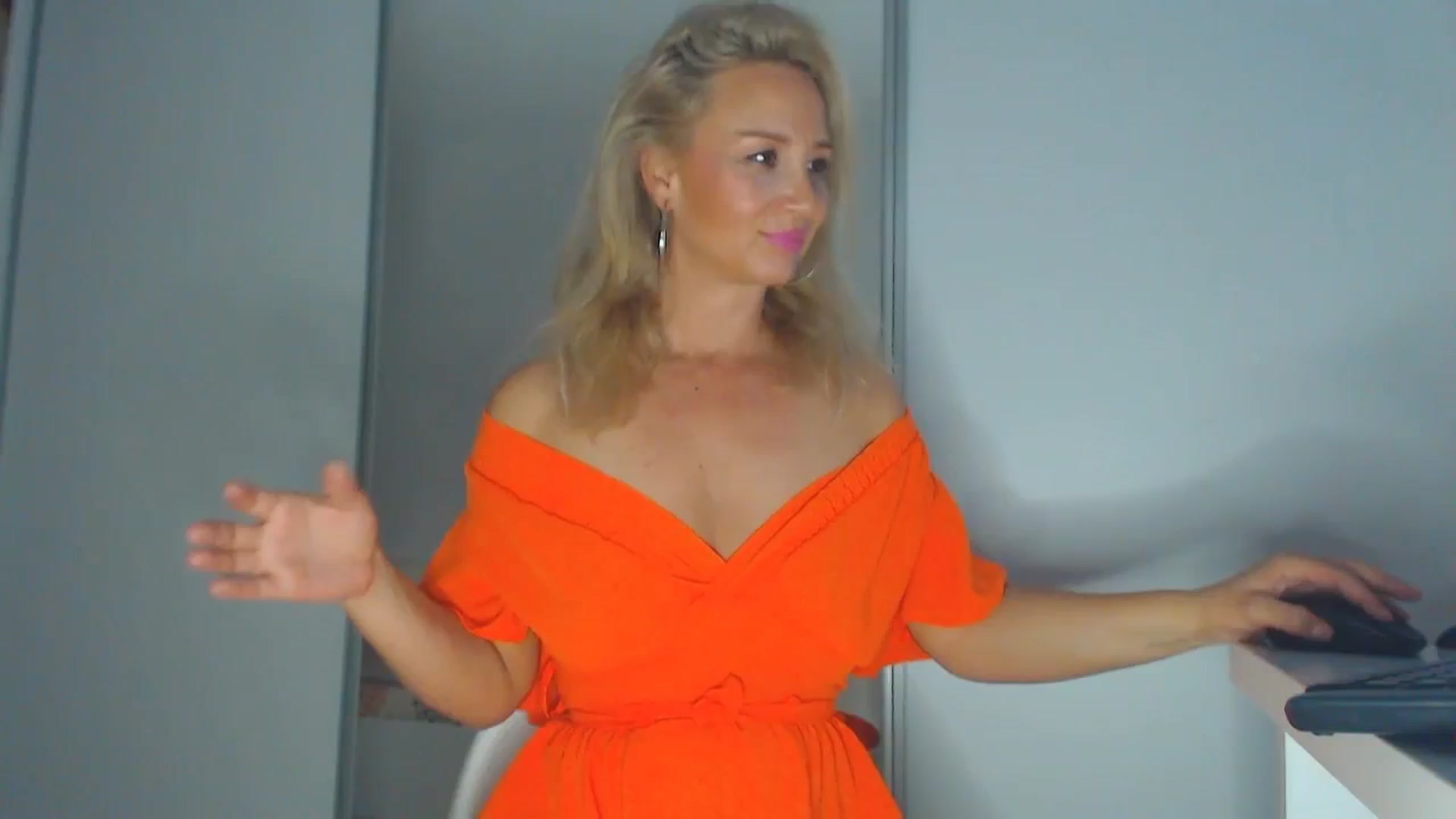 Gallery image thumbnail from Merlyn4u's myfreecams stream on, 05/25/2025, 14:00 image 4 of 20