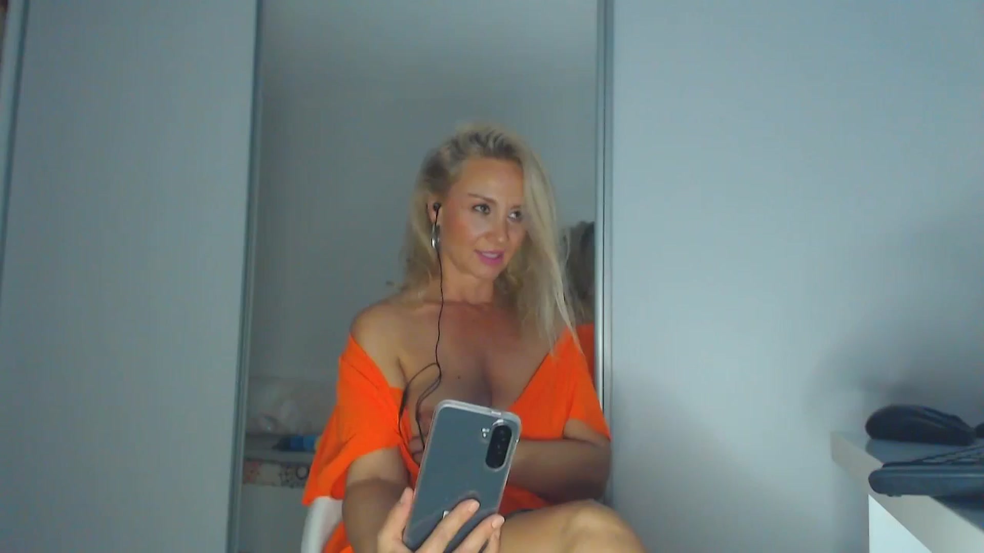 Gallery image thumbnail from Merlyn4u's myfreecams stream on, 05/25/2025, 14:00 image 7 of 20