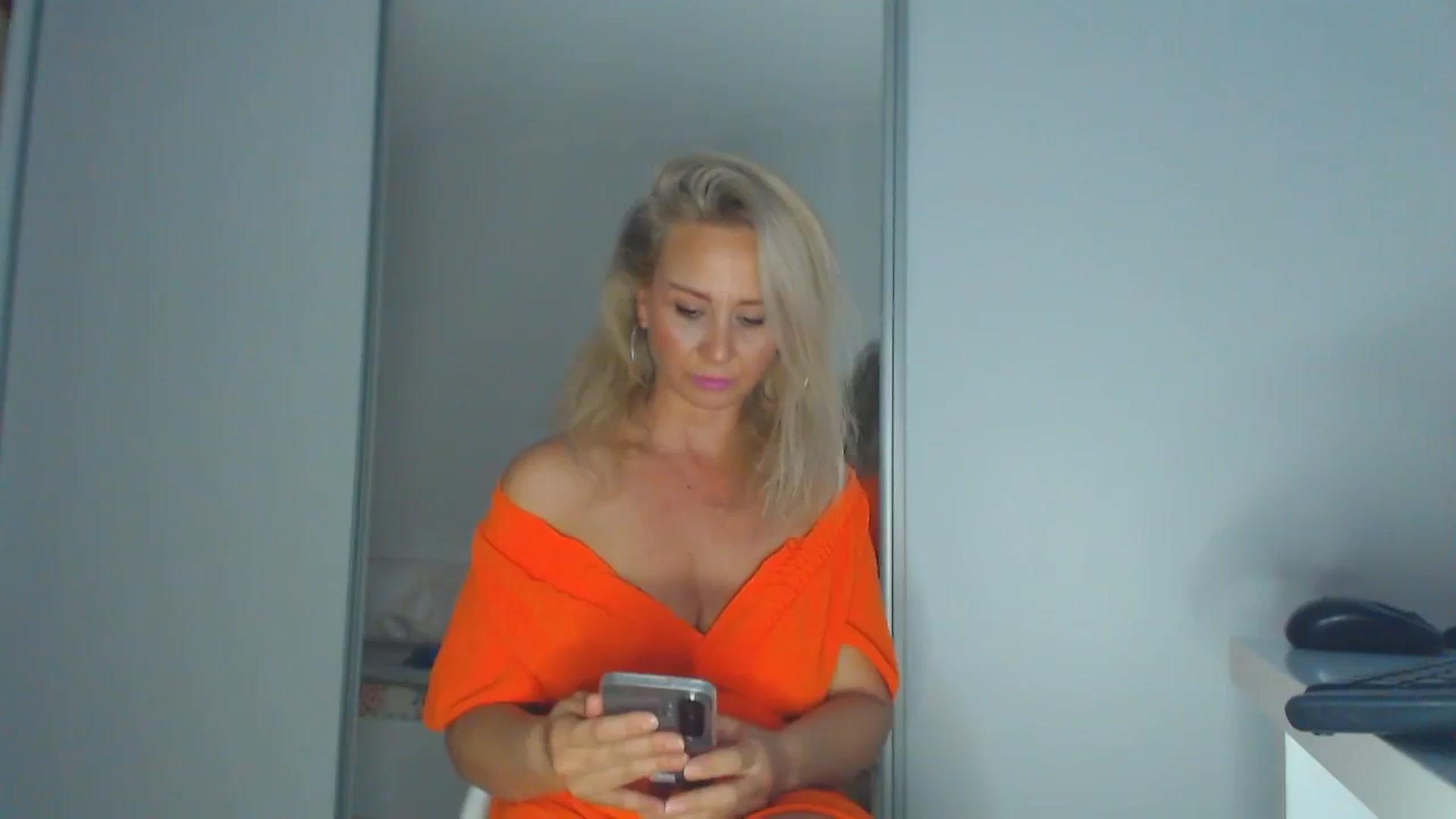 Gallery image thumbnail from Merlyn4u's myfreecams stream on, 05/25/2025, 14:00 image 5 of 20