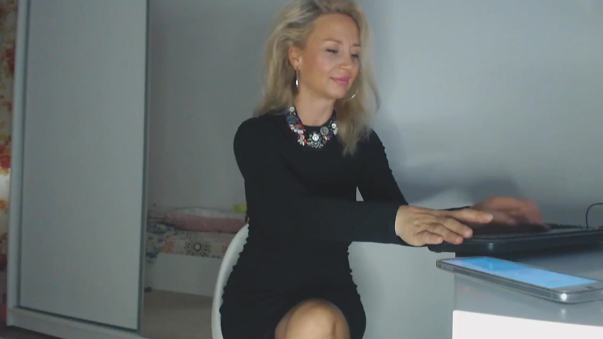 Gallery image thumbnail from Merlyn4u's myfreecams stream on, 05/26/2025, 07:52 image 12 of 20