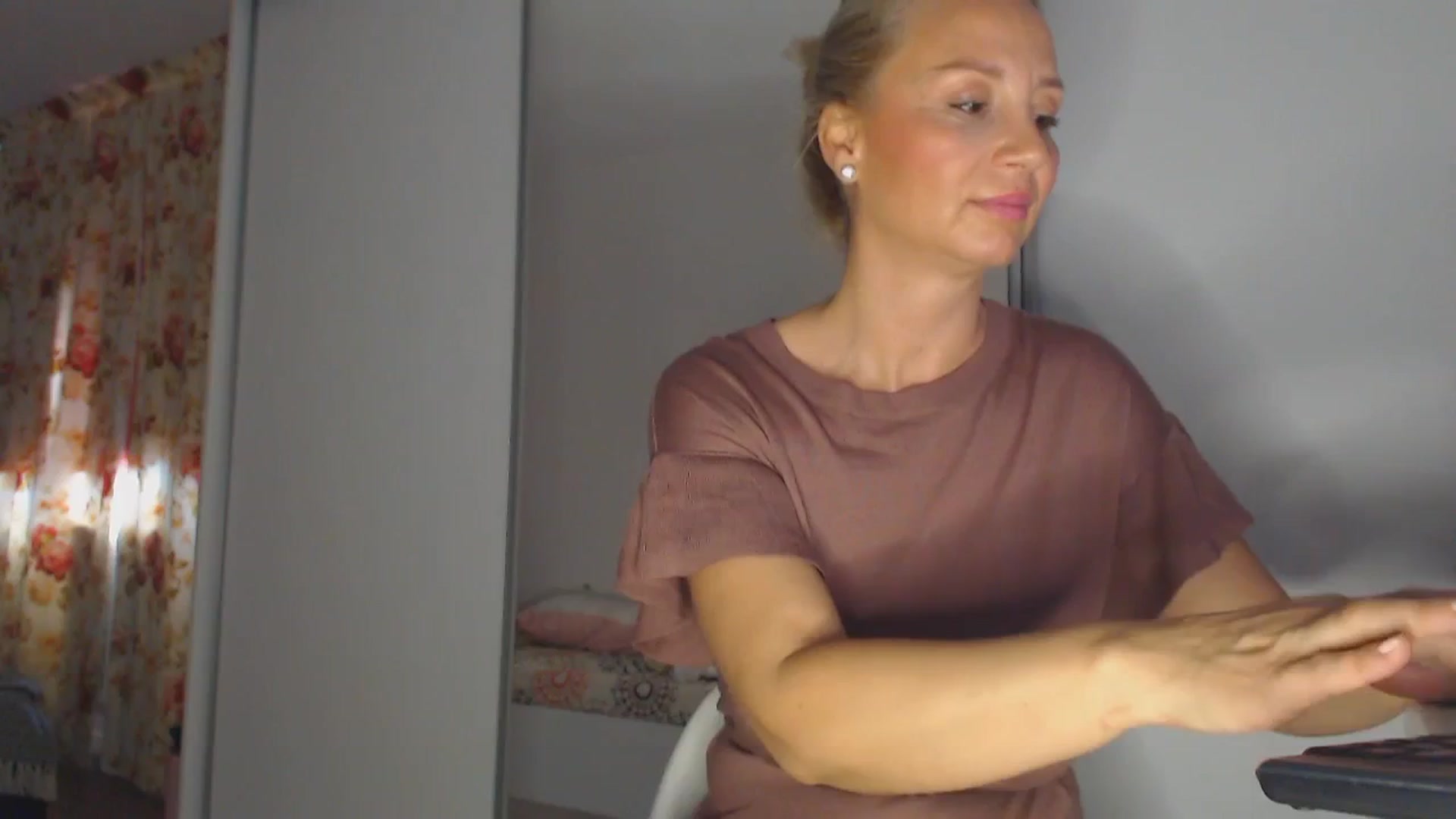 Gallery image thumbnail from Merlyn4u's myfreecams stream on, 05/31/2025, 11:12 image 6 of 20