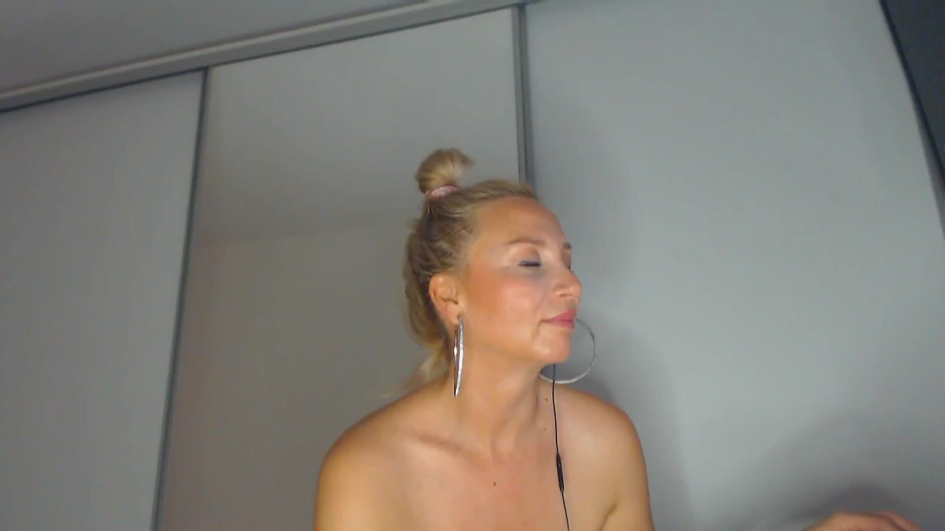 Gallery image thumbnail from Merlyn4u's myfreecams stream on, 06/01/2025, 14:05 image 7 of 20