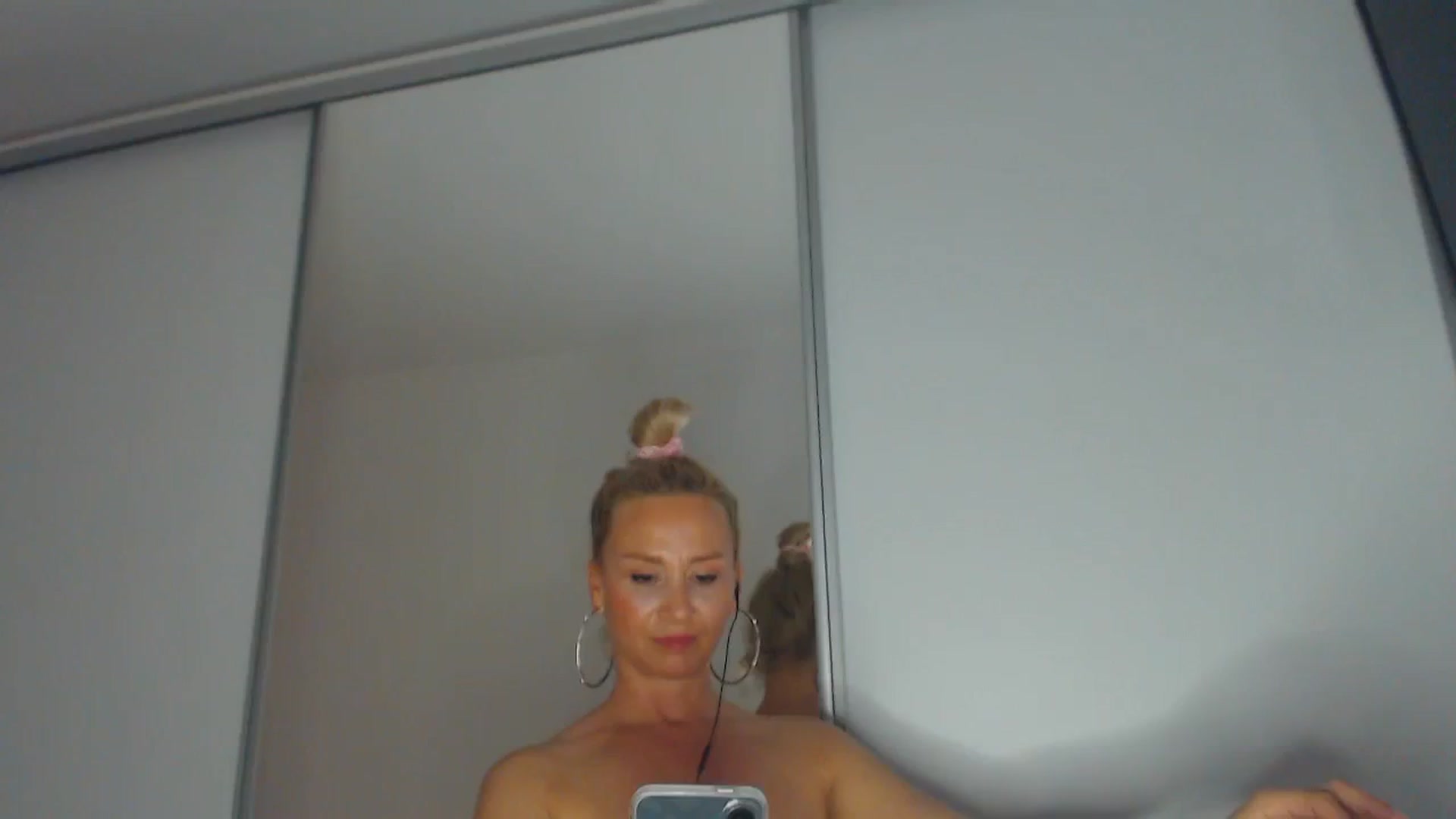 Gallery image thumbnail from Merlyn4u's myfreecams stream on, 06/01/2025, 14:05 image 8 of 20