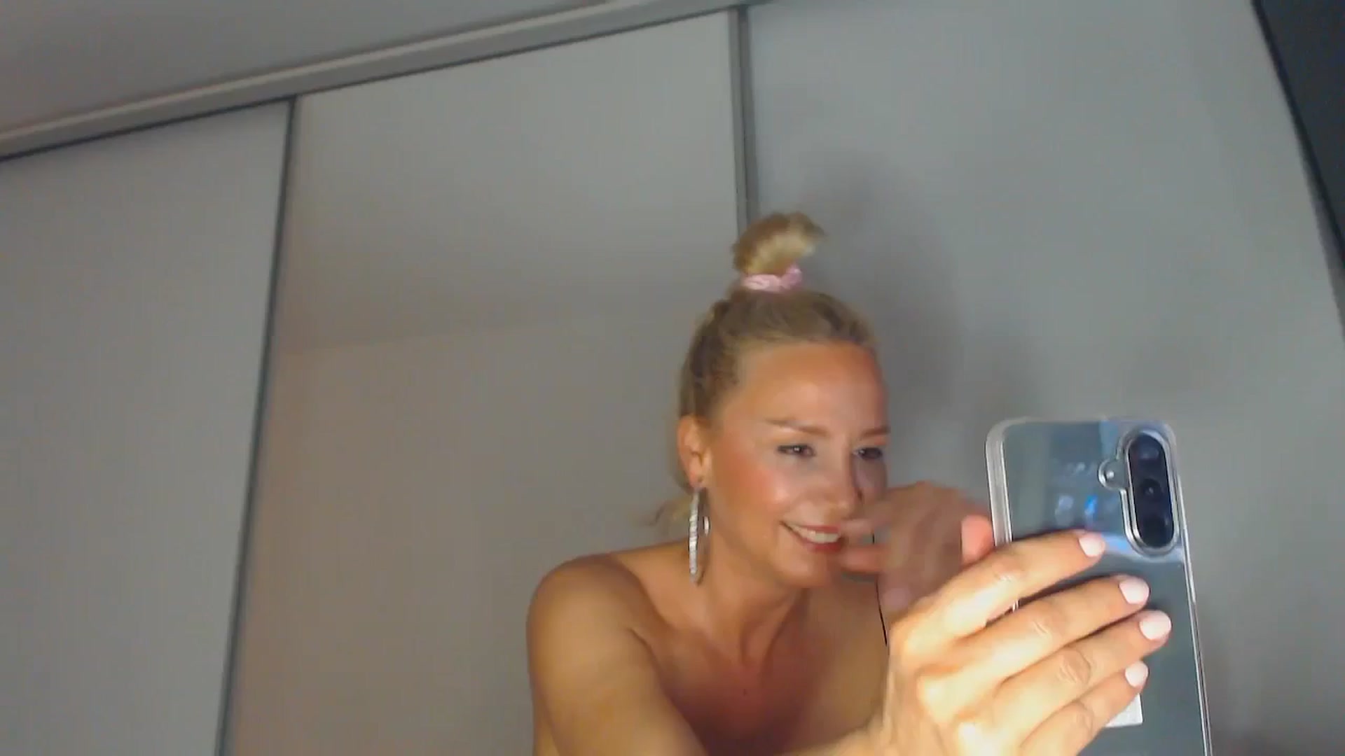 Gallery image thumbnail from Merlyn4u's myfreecams stream on, 06/01/2025, 14:05 image 6 of 20