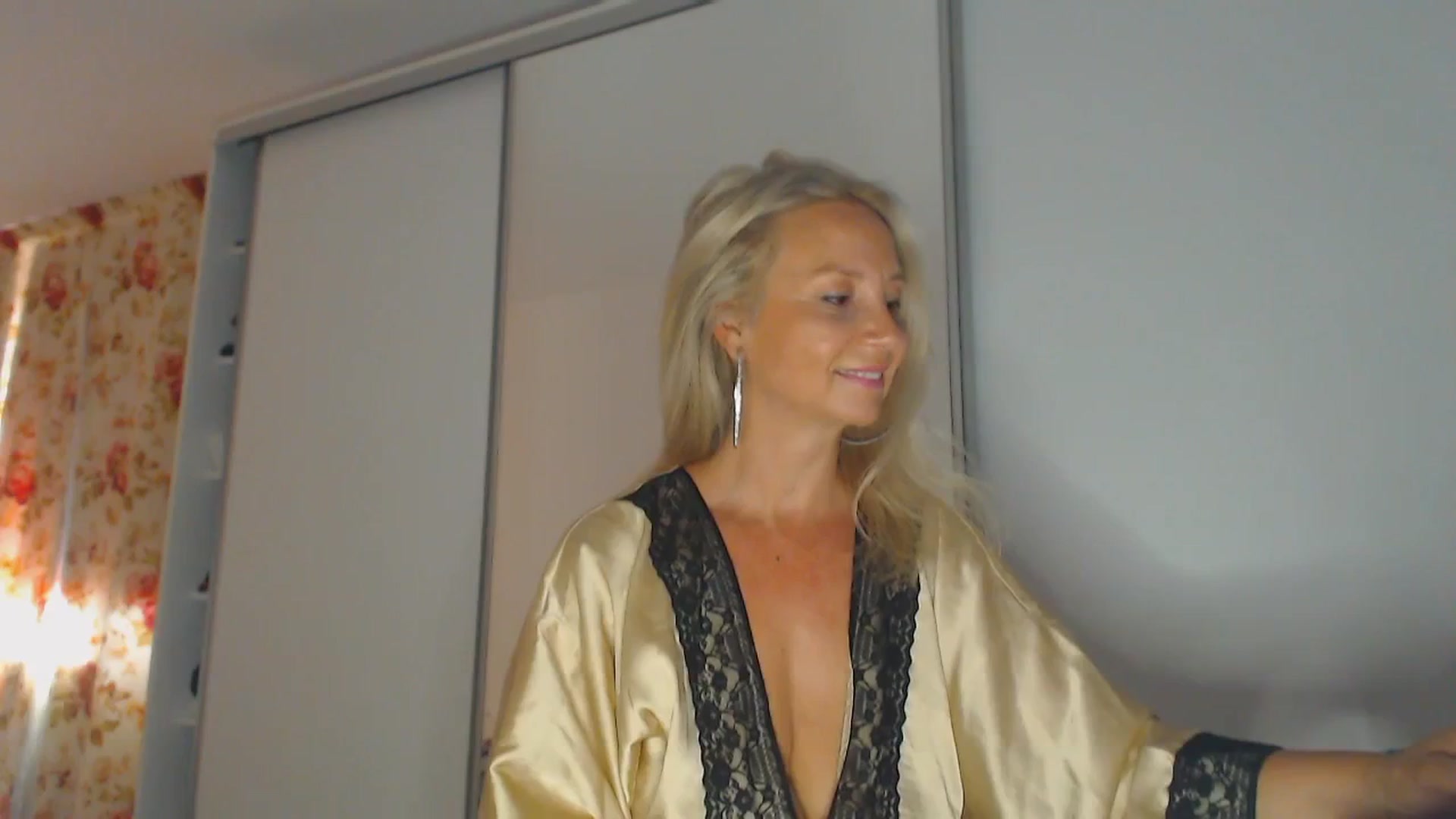 Gallery image thumbnail from Merlyn4u's myfreecams stream on, 06/23/2025, 13:25 image 12 of 20
