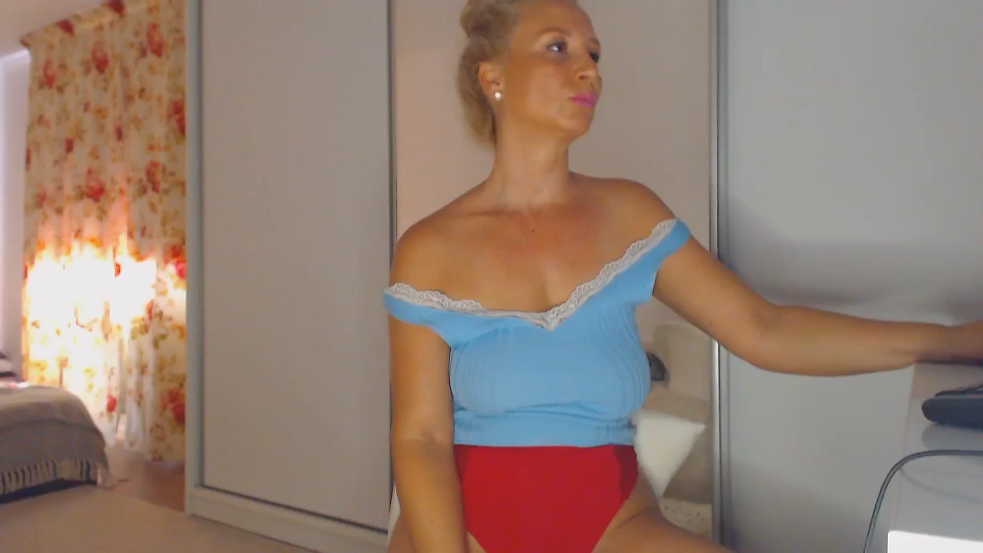 Gallery image thumbnail from Merlyn4u's myfreecams stream on, 07/04/2025, 13:37 image 16 of 20