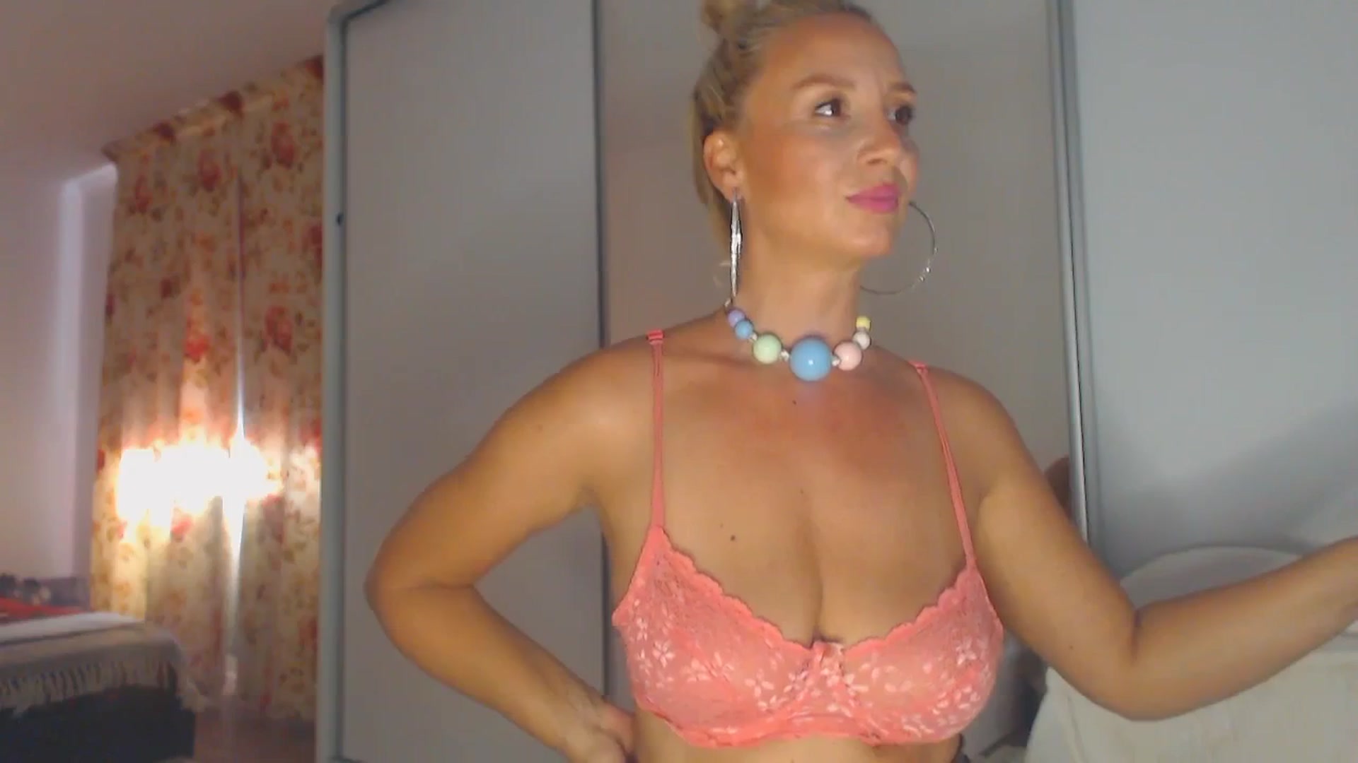 Gallery image thumbnail from Merlyn4u's myfreecams stream on, 07/16/2025, 14:18 image 10 of 20