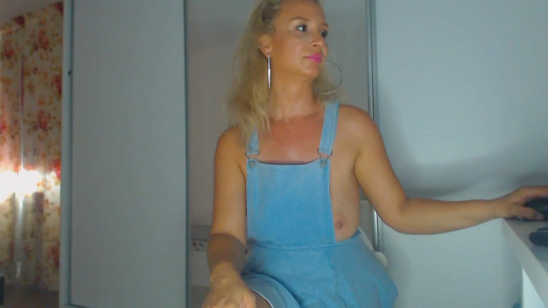 Gallery image thumbnail from Merlyn4u's myfreecams stream on, 07/17/2025, 14:30 image 7 of 20